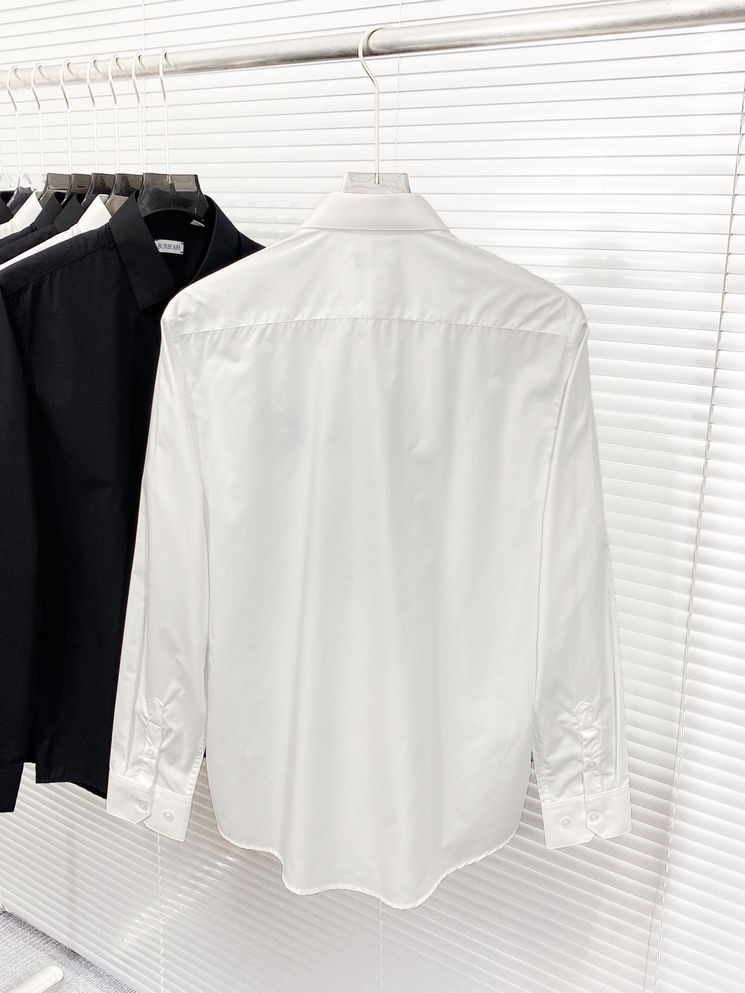 New White Cotton Silk Shirt with Blue Line Embroidery for Fashionable Men and Women - 图片 4