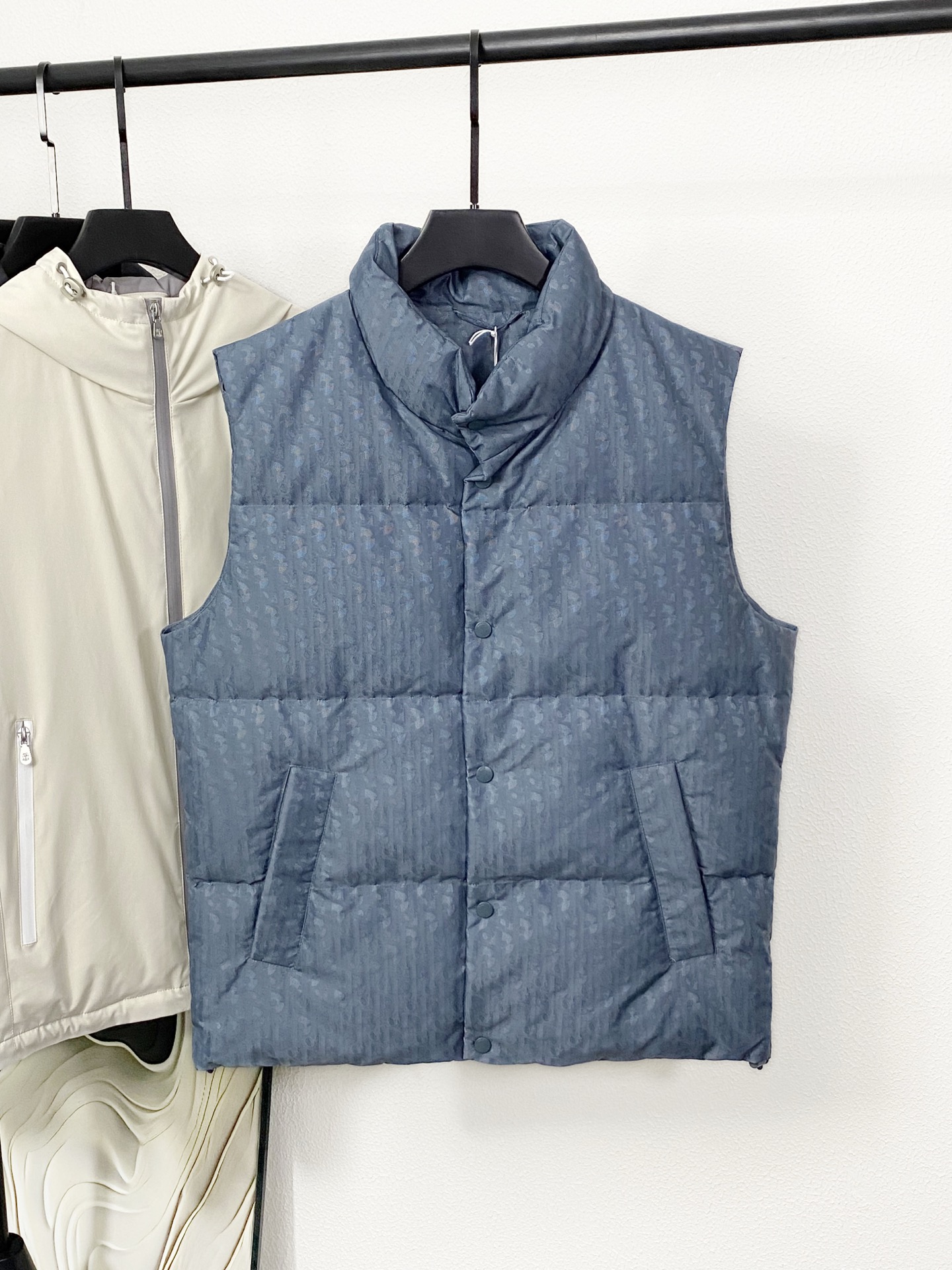 NO:611469,(New product) CD25FW new autumn and winter high-density nylon stand-up collar down vest, the same classic dark pattern jacquard casual and versatile down vest jacket for men and women!  Trading company channels are rare and available on the official website simultaneously!  The CD family's autumn and winter down series are on sale. It is also the first down vest launched this autumn and winter. With its high appearance score, it will definitely become one of the most popular items this year!  This down vest is made of imported high-density nylon material. The texture of the fabric is smooth and delicate. The surface of the body is decorated with oblique pattern jacquard of the same color, which is highly recognizable and standard. The jacquard craftsmanship is extremely exquisite. The font details are clear and shiny. It exudes a full sense of luxury under the light. Wearing it on the upper body will instantly improve your appearance and temperament a hundred times!  The inside of the vest is filled with high-fill 90 white duck down, which has high down filling volume and excellent resilience. It is matched with the overall horizontal stripe quilting technology to make it comfortable and warm to wear, and has a more three-dimensional shape!  The brand-engraved lacquered four-button closure on the placket, the rubber nameplate patch on the back collar, and the hardware accessories are all very sophisticated. They all meet first-class standards, and the details are impeccable!  The classic and basic cut and fashionable stand-up collar design make the upper body fashionable and eye-catching. It can be layered with sweatshirts or sweaters, and it will definitely make you the most handsome guy on the street!  Comes with high-end dust bag packaging!  Black/blue, two colors included!  Size 48-56 Size 48 has shoulder width 44cm - bust 110cm - dress length 64cm Size 50 has shoulder width 45cm - bust 114cm - dress length 65cm Size 52 has shoulder width 46cm - bust 118cm - dress length 66cm Size 54 has shoulder width 47cm - chest 122cm - dress length 67cm  Size 56, shoulder width 48cm - bust 126cm - length 68cm. Recommended size (standard version). Height 174-140 catties. Try on size 48 which is suitable!  Boys weighing less than 133 kilograms should choose size 46, 133-148 kilograms should choose size 48, 148-165 kilograms should choose size 50, and 165-183 kilograms should choose size 52!  All girls can choose size 46!  ,,dior,hoodie,sweatshirts,jackets & coats,down jacket,alexander wang19860909(新品)CD25FW秋冬新款高密度尼龙立领羽绒马甲,男女同款经典暗纹提花休闲百搭羽绒马甲外套！贸易公司渠道稀出,同步官网发售！CD家秋冬羽绒系列单品发售,也是今年秋冬季推出的第一款羽绒背心,仅凭着此款的高颜值分数,绝对会成为今年热门爆款单品之一！ 这款羽绒马甲采用客供进口高密度尼龙材质打造,面料质感光滑细腻,衣身表面同色系通体Oblique图案提花装饰,极具辨识度与规格感,其提花工艺更是极为精湛,字体细节清晰有光泽,在光线下散发着满满的奢华感,上身穿着让你的颜值与气质瞬间提升百倍！背心内里填充高蓬松度90白鸭绒,充绒量高,回弹性优越,搭配整体横条纹绗缝工艺,让穿着舒适保暖聚温,更加富有立体造型感！门襟品牌刻印漆面四合扣开合,后领处橡胶铭牌贴饰,五金辅料都相当考究,通通达到一线标准,细节感无法挑剔！经典基础的版型裁剪与时尚立领设计,上身足够时髦吸睛,可搭配卫衣或针织衫叠穿,绝对让你成为街头最靓的仔！配备高端防尘袋包装！黑色/蓝色,两色入！尺码48-56 48码肩宽44cm-胸围110cm-衣长64cm 50码肩宽45cm-胸围114cm-衣长65cm 52码肩宽46cm-胸围118cm-衣长66cm 54码肩宽47cm-胸围122cm-衣长67cm 56码肩宽48cm-胸围126cm-衣长68cm 尺码推荐（标准版型） 身高174-140斤,试穿48码合适！ 男生体重133斤以内选择46码,133-148斤选择48码,148-165斤选择50码,165-183斤选择52码！ 女生全部选择46码即可！,,dior,hoodie,sweatshirts,jackets & coats,down jacket,alexander wang,Men's clothing