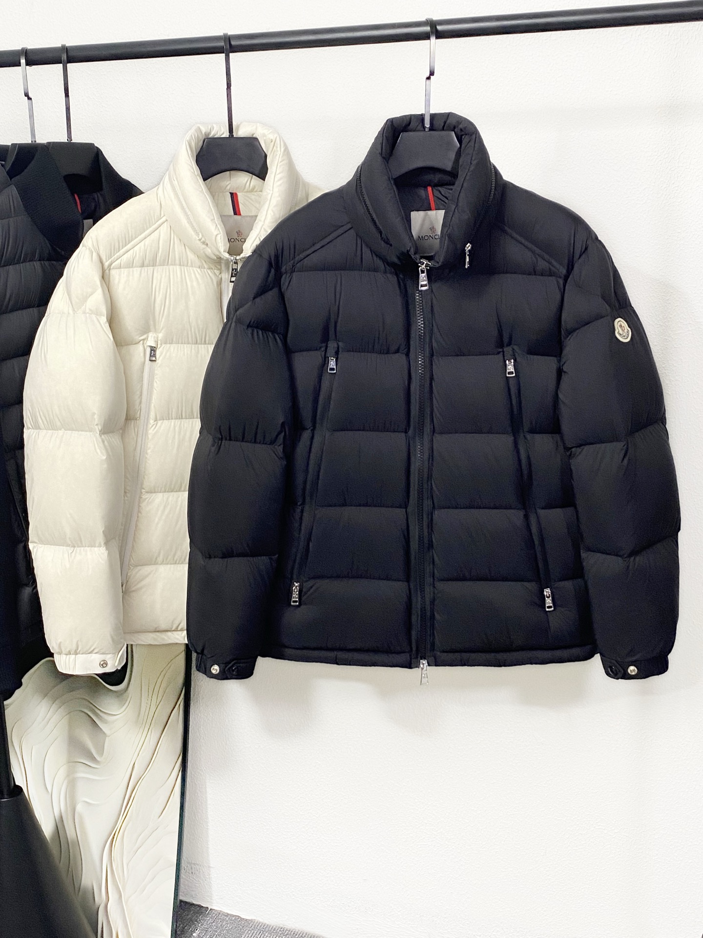 NO:611479,(New product (MON25FW new lightweight nylon down jacket for autumn and winter, hidden hooded stand-collar down jacket for men and women! Trading company channels are rare, and it is available on the official website at the same time! The new down jacket from Famenjia combines tradition and innovation, bringing a unique sense of fashion to winter wear! It is not only suitable for daily wear, but also an ideal choice for outdoor activities!  The fabric is made of custom-made light nylon material. This material is not only silky and soft to the touch, but also shiny, which can visually enhance the overall texture and fashion! The interior is filled with 90-down white duck down that meets European standards.  Down has high fluffiness and strong warmth, and can provide enough warmth even in the cold winter! The iconic felt badge on the sleeve arm is one of the brand's classic design elements. It not only increases the layering of the clothing, but also shows the brand's unique charm!  The custom-made hardware accessories such as engraved buttons and metal zippers are of excellent quality, which enhances the overall grade and texture of the product. The processing of these details makes the clothing more refined and durable! At the same time, the concealable hooded stand-up collar design enhances the protection of the clothing, which is both practical and convenient! The casual cut makes the clothing more lightweight and flexible, suitable for various occasions! The design of the same style for men and women also increases the audience range of the product, both men and women can easily wear this down jacket!  Color White, Black Size 1-5 Size Reference Size 1: Shoulder Width 46 Bust 112 Sleeve Length 63 Clothing Length 67 Size 2: Shoulder Width 47 Bust 116 Sleeve Length 64 Clothing Length 68 Size 3: Shoulder Width 48 Bust 120 Sleeve Length 65 Clothing Length 69 Size 4: Shoulder Width 49 Bust 124 Sleeve Length 66 Clothing Length 70  Size 5: shoulder width 50, bust 128, sleeve length 67, dress length 71,,jackets & coats,jackets & coats,down jacket,hats,alexander wang19860909(新品(MON25FW秋冬新款轻薄尼龙羽绒夹克,男女同款隐藏连帽立领羽绒服外套！贸易公司渠道稀出,同步官网发售！法蒙家新款羽绒夹克结合了传统与创新,为冬日穿搭带来了独特的时尚感！它不仅适合日常穿着,还能作为户外活动的理想选择！ 面料采用客供定制的轻薄尼龙材质,这种材质不仅触感丝滑轻柔,还富有光泽感,能够在视觉上提升整体的质感和时尚度！内里填充的是符合欧洲标准的90绒子的白鸭绒,这种羽绒蓬松度高、保暖性强,即使在寒冷的冬季也能提供足够的温暖！袖臂上的标志性毛毡徽章是品牌的经典设计元素之一,它不仅增加了衣物的层次感,还展现了品牌的独特魅力！ 客供定制的刻印纽扣和金属拉链等五金辅料品相极佳,提升了产品的整体档次和质感,这些细节的处理使得衣物更加精致、耐用！同时可隐藏的连帽立领设计增强了衣物的防护性,既实用又方便！休闲版型裁剪,使得衣物更加轻便、灵活,适合多种场合穿着！男女同款的设计也增加了产品的受众范围,无论是男性还是女性都可以轻松驾驭这款羽绒服！ 颜色白色、黑色 尺码1-5 尺寸参考 1码:肩宽46胸围112袖长63衣长67 2码:肩宽47胸围116袖长64衣长68 3码:肩宽48胸围120袖长65衣长69 4码:肩宽49胸围124袖长66衣长70 5码:肩宽50胸围128袖长67衣长71,,jackets & coats,jackets & coats,down jacket,hats,alexander wang,Men's clothing