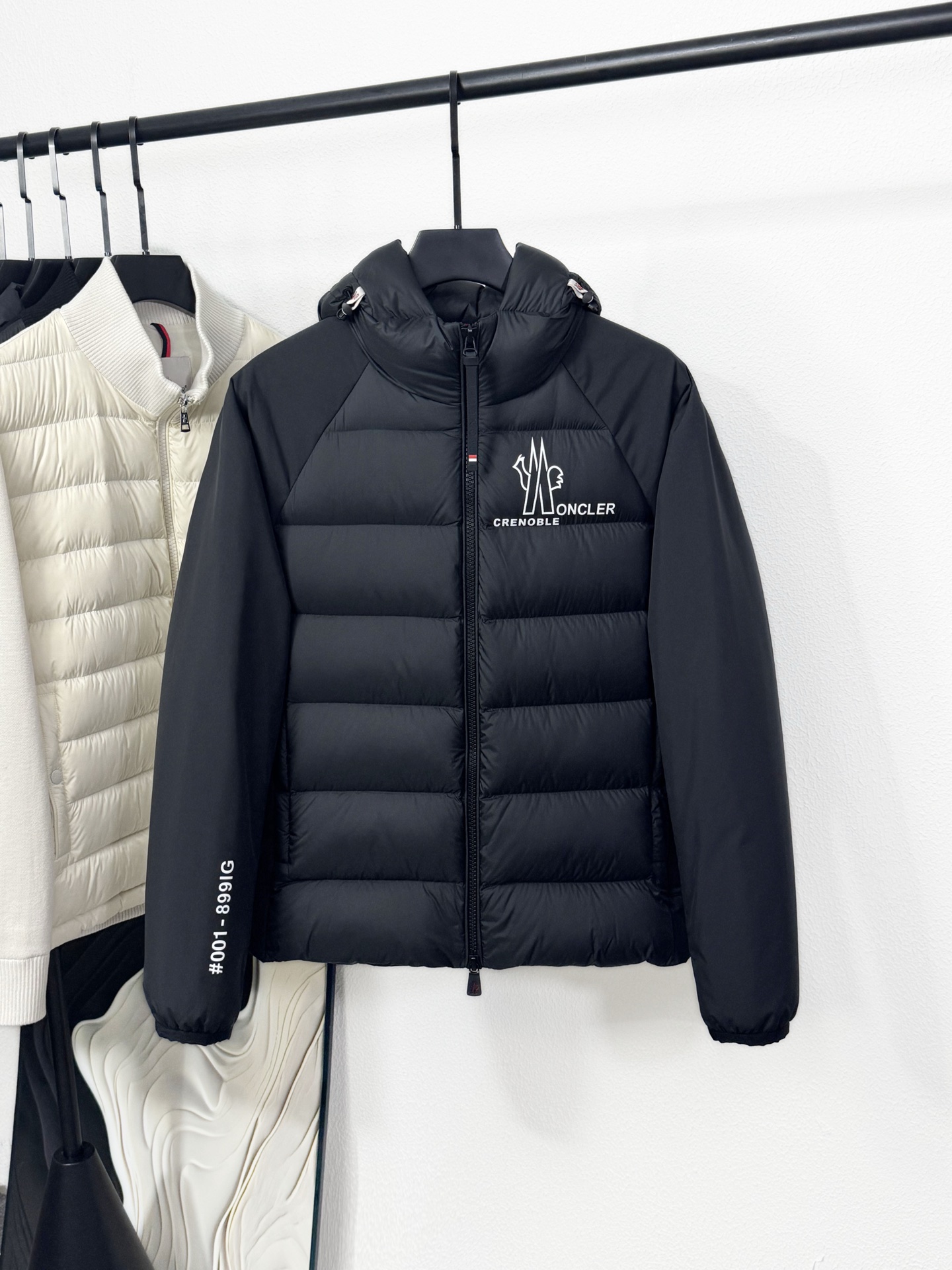 NO:611450,(New product) MOC25FW new technical fiber knitted splicing down jacket for autumn and winter, the same classic logo printed raglan sleeve zipper hooded down jacket for men and women!  Trading company channels are rare and available on the official website simultaneously!  Famen's new patchwork down jacket has reached a very high level in both design and materials!  It's not just a warm jacket, it's a fashionable piece of art!  In this cold season, wearing it can not only resist the severe cold, but also show your unique fashion taste and become the most beautiful scenery on the winter streets!  The most eye-catching thing about this jacket is the unique splicing design. It is not a simple pile of materials, but the result of careful conception and clever matching by the designer!  It blends elements of different materials and styles together to create unique fashion sparks, as if it is a wonderful dialogue that spans materials and styles!  The ready-made garments are made of technical fiber knitted fabrics, which not only have excellent breathability, but also allow your skin to breathe freely in cold weather without feeling stuffy or uncomfortable!  The front panel and hood are designed with quilted down filling and splicing. The quilting process makes the down filling more even and firm, which not only enhances the overall fashion sense and makes the jacket look more three-dimensional and stylish, but also greatly enhances the warmth retention!  90% white duck down is selected for filling. It has extremely high fluffiness and quickly returns to its original shape when pressed gently. High-quality fluffiness means better thermal insulation effect. It can effectively lock the air and form a warm insulation layer, allowing you to feel as warm as spring in the cold winter!  The eye-catching contrasting color logo pattern print on the chest represents Famon's high quality and unique style. The use of contrasting colors makes the logo more prominent and looks particularly dazzling on the white fabric!  The design of raglan sleeves breaks the constraints of traditional sleeve shapes, making the shoulder lines more smooth and natural, and allowing for more freedom of movement. Whether you are raising your hands, stretching or doing various movements, there will be no tightness, as if the body and the jacket are integrated!  The placket is opened and closed with a two-way zipper. This design is both convenient and practical. You can adjust the opening and closing of the zipper at will according to your needs and preferences!  When you want to put on and take off your jacket quickly, the two-way zipper allows you to do it easily. When you want to keep warm in cold weather, pull the zipper to the top to form a tight protection!  Black/Sizes 48-56 Size 48 should have sleeve length 76cm - bust 112cm - length 66cm Size 50 should have sleeve length 78cm - bust 116cm - length 67cm Size 52 should have sleeve length 80cm - chest 120cm - length 69cm Size 54 should have sleeve length 68cm - bust 124cm - length 71cm  Size 56, shoulder width, sleeve length 69cm, bust 128cm, clothing length 70cm,,jackets & coats,jackets & coats,down jacket,hats,alexander wang19860909(新品)MOC25FW秋冬新款科技纤维针织拼接羽绒夹克,男女同款经典徽标印花插肩袖拉链连帽羽绒服外套！贸易公司渠道稀出,同步官网发售！法蒙家全新拼接羽绒夹克,无论是设计还是用料都达到了极高的水准！它不仅仅是一件保暖的外套,更是一件时尚的艺术品！在这个寒冷的季节里,穿上它你既能抵御严寒,又能展现出独特的时尚品味,成为冬日街头最亮丽的风景线！ 这款外套最为引人注目的便是独特的拼接设计,并非简单的材料堆砌,而是经过设计师精心构思与巧妙搭配的成果！它将不同材质、不同风格的元素融合在一起,碰撞出独特的时尚火花,仿佛是一场跨越材质与风格的奇妙对话！成衣选用了科技纤维针织面料,不仅具有出色的透气性,能让你的肌肤在寒冷的天气里也能自由呼吸,不会感到闷热和不适！而前幅及帽兜采用绗缝羽绒填充拼接的设计,绗缝工艺让羽绒填充更加均匀、牢固,不仅提升了整体的时尚造型感,使外套看起来更加立体有型,还大大增强了保暖性！甄选了90白鸭绒进行填充,蓬松度极高,轻轻按压迅速恢复原状,优质的蓬松度意味着更好的保暖效果,它能有效地锁住空气,形成一个温暖的隔热层,让你在寒冷的冬日里也能感受到如春天般的温暖！ 胸前醒目的对比色徽标图案印花,代表着法蒙的高品质和独特风格.对比色的运用使得徽标更加突出,在白色的面料上显得格外耀眼！插肩袖的设计打破了传统袖型的束缚,让肩部线条更加流畅自然,活动起来也更加自如,无论是抬手、伸展还是做各种动作,都不会有紧绷感,仿佛身体与外套融为一体！门襟采用双向拉链开合,这种设计既方便又实用,你可以根据自己的需求和喜好,随意调节拉链的开合程度！当你想要快速穿脱外套时,双向拉链能让你轻松搞定,当你想要在寒冷的天气里更好地保暖时,将拉链拉至顶端,就能形成一个严密的防护！黑色/尺码48-56 48码肩连袖长76cm-胸围112cm-衣长66cm  50码肩连袖长78cm-胸围116cm-衣长67cm  52码肩连袖长80cm-胸围120cm-衣长69cm  54码肩连袖长68cm-胸围124cm-衣长71cm 56码肩宽袖长69cm胸围128cm衣长70cm,,jackets & coats,jackets & coats,down jacket,hats,alexander wang,Men's clothing