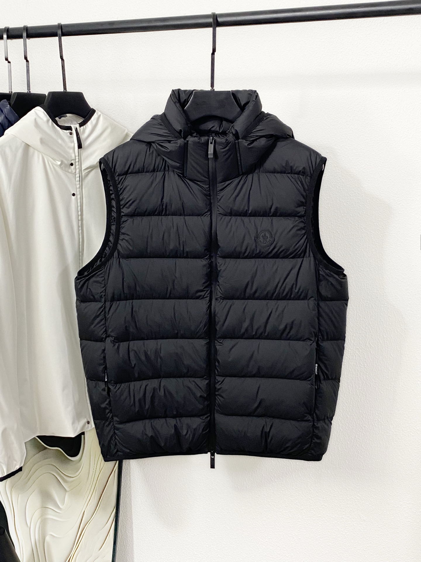 NO:611445,MON25FW new autumn and winter lightweight nylon zipper down vest!  Unisex style detachable hooded stand collar sleeveless down jacket with letter logo on the fly!  Trading company channels are rare and available on the official website simultaneously!  Famen's new down vest is an indispensable fashion item for you in winter. It will take you to appreciate the retro style of the 1990s while enjoying the convenience and comfort of modern technology!  This Valmasque down vest stands out with its streamlined aesthetic design, inspired by the simple lines of classic fashion in the 1990s!  It uses custom-made lightweight nylon fabric, which is not only windproof and water-repellent, but also has excellent functionality, allowing you to maintain comfort and elegance in a variety of environments!  The interior is filled with European standard 90 white duck down, ensuring that the vest is both light and warm!  The zipper opening of the placket is cleverly decorated with logo words, which complement the unique black rubber badge on the chest, jointly highlighting the wearer's luxurious status!  In addition, this vest is also equipped with a detachable hooded stand-up collar design and double zippered webbing pockets. These elements not only combine the simple style of the 1990s, but also take into account modern practical functions!  Whether it is paired with casual attire or formal attire, it can be easily worn and show a unique fashion taste!  Color beige, black Size 1-5 Size reference 1 size: shoulder width 45 bust 110 length 68 2 size: shoulder width 46 bust 114 length 69 3 size: shoulder width 47 bust 118 length 70 4 size: shoulder width 48 bust 122 length 71 5 size: shoulder width 49 bust 126 length 72, jackets & coats, down jacket, hats, alexander  wang19860909MON25FW秋冬新款轻薄尼龙拉链羽绒马甲！男女同款门襟字母标识可拆卸连帽立领无袖羽绒服外套！贸易公司渠道稀出,同步官网发售！法蒙家新款羽绒马甲是您冬日里不可或缺的时尚单品,它将带您领略90年代的复古风情,同时享受现代科技的便捷与舒适！ 这款Valmasque羽绒马甲以其流线型的美学设计脱颖而出,灵感源自于90年代经典时尚的简洁线条！它采用了客供定制的轻薄尼龙面料,这种面料不仅防风拒水,还具备出色的功能性,让您在多种环境中都能保持舒适与优雅！内里使用了欧标90白鸭绒进行填充,确保了马甲的轻盈与保暖性并存！门襟的拉链开合处巧妙地点缀着标识字样,与胸前独特的黑色橡胶徽章相得益彰,共同彰显出穿着者的高奢身份！此外这款马甲还配备了可拆卸的连帽立领设计,以及织带拉链双插口袋,这些元素不仅融合了90年代的简约风格,还兼顾了现代实用功能！无论是搭配休闲装束还是正装,都能轻松驾驭,展现出独特的时尚品味！ 颜色米色、黑色 尺码1-5 尺寸参考 1码:肩宽45胸围110衣长68 2码:肩宽46胸围114衣长69 3码:肩宽47胸围118衣长70 4码:肩宽48胸围122衣长71 5码:肩宽49胸围126衣长72,,jackets & coats,down jacket,hats,alexander wang,Men's clothing