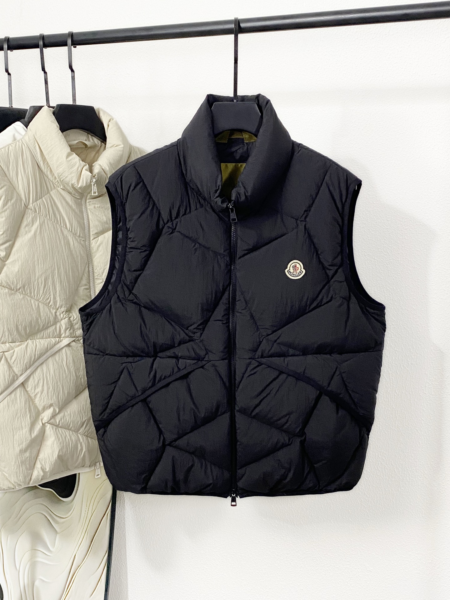 NO:611488,MON25FW new autumn and winter diamond-shaped quilted nylon down vest!  Unisex felt badge-embellished zipper stand collar sleeveless down jacket!  Trading company channels are rare and available on the official website simultaneously!  The classic regular down vest once again opens a chapter of invincible avant-garde styling, with its own elegance and nobility!  This down vest is made of imported high-density nylon material. The fabric is extremely soft and delicate. It has good outdoor functions such as windproof and water-repellent, wear-resistant and scratch-resistant, and can easily cope with various environments!  The polyester fiber lining on the inside is spliced, and the full lock velvet treatment design prevents velvet from running away or picking out hair. The elasticity is also very good when the air is pressed by hand!  Customer supplied DIST90 white duck down is processed with advanced direct down filling technology, which has strong heat preservation and temperature locking properties!  The unique diamond-shaped quilting design adopts CNC positioning process, showing superb craftsmanship!  The classic felt badge embellishment on the chest is the enduring brand charm!  Fashionable stand-up collar zipper vest style cut, can easily switch between the workplace and weekend outdoor time, the same style is recommended for men and women!  Color beige, black Size 1-5 Size reference Size 1: Shoulder width 45 Bust 112 Length 64 Size 2: Shoulder width 46 Bust 116 Length 65 Size 3: Shoulder width 47 Bust 120 Length 66 Size 4: Shoulder width 48 Bust 124 Length 67 Size 5: Shoulder width 49 Bust 128 Length 68,,jackets & coats,down jacket,alexander wang19860909MON25FW秋冬新款菱形格绗缝尼龙羽绒马甲！男女同款毛毡徽章装饰拉链立领无袖羽绒服外套！贸易公司渠道稀出,同步官网发售！经典常规款的羽绒马甲背心,再次打开无敌前卫造型的篇章,造型自带优雅高贵！ 这款羽绒马甲采用客供进口高密度尼龙材质制成,面料柔软度与细腻感都异常优越,具有良好的防风拒水、耐磨防刮等户外功能性,轻松应对各种环境！内里聚酯纤维内衬拼接,十足的锁绒处理设计不跑绒不钻毛,用手抓压空气回弹性也是十足的好！客供DIST90白鸭绒配合先进的直充绒技术处理,保暖锁温性强！独特的菱形格绗缝设计,采用数控定位工艺流程,展现精湛的工艺技巧！胸前经典毛毡徽章点缀,则是经久不变的品牌魅力！时尚立领拉链马甲版型裁剪,可轻松实现职场与周末户外时光的切换,男女同款推荐！ 颜色米色、黑色 尺码1-5 尺寸参考 1码:肩宽45胸围112衣长64 2码:肩宽46胸围116衣长65 3码:肩宽47胸围120衣长66 4码:肩宽48胸围124衣长67 5码:肩宽49胸围128衣长68,,jackets & coats,down jacket,alexander wang,Men's clothing