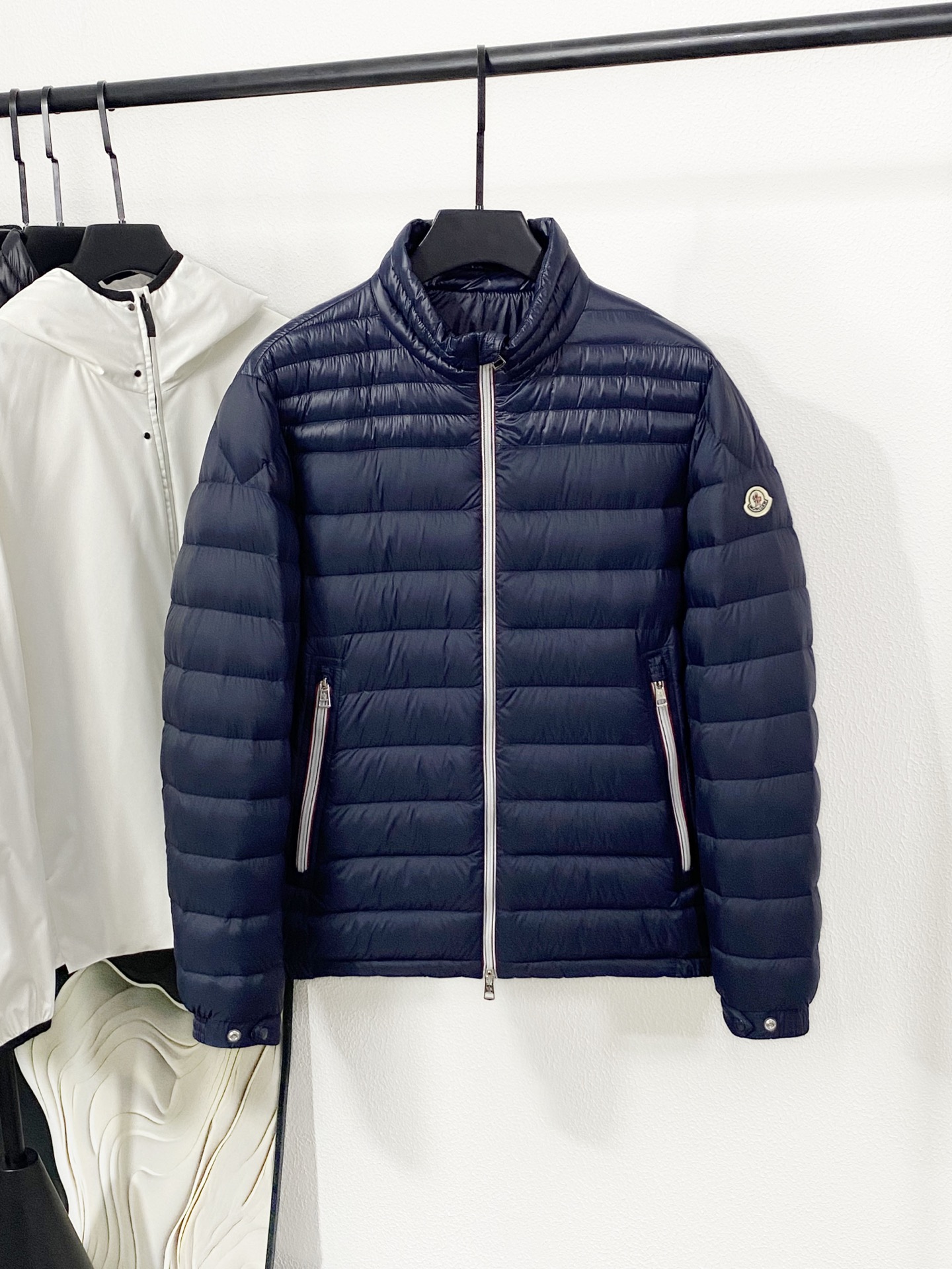 NO:611478,(New product) 2025 autumn and winter Mon*ler Averple rib style spliced stand collar down jacket. Fashionable Averple classic style, novel details and timeless attributes, reliable wrapping, and the most practical. New color maroon, (a very popular color)  The black color tone is based on the outstanding wearing effect. The durable and practical imported fiber matte nylon surface is displayed in a quilted diamond pattern. It is light, comfortable and anti-adsorption, anti-static and locks velvet. The excellent performance indicators make it full of vitality and warmth in the cold winter. The DIST goose down fur stem is perfectly filled with direct-fill velvet technology, which maximizes the lightness and warmth and cold protection ability. The fluffy texture reaches the feeling of falling into the hand.  The sleeve arms are decorated with classic felt badges, and the one-piece hood is designed to look sharper when closed. It is not afraid of the cold wind and makes you energetic in the cold winter. Same style for men and women. Color: Black Blue Size 1-5 Size 1: Bust 1116cm - Shoulder width 50cm - Clothes length 68cm - Sleeve length 66cm Size 2: Bust 120cm - Shoulder width 51cm - Clothes length 69cm - Sleeve length 67cm  Size 3: Bust 124cm - Shoulder width 52cm - Length 70cm - Sleeve length 68cm Size 4: Bust 128cm - Shoulder width 53cm - Length 71cm - Sleeve length 69cm Size 5: Bust 132cm - Shoulder width 54cm - Length 72cm - Sleeve length 70cm,,jackets & coats,down jacket,hats,alexander wang19860909(新品)2025秋冬Mon*ler Averple排骨款拼接立领羽绒服外套 时尚Averple经典款,新颖细节及永不过时的属性,包裹性牢靠,实用性最强.新配色枣红,(非常爆的一个颜色) 黑色的色调感都是以出众的着身效果为前提.经久实用的进口纤维哑色尼龙面以绗缝菱形格展示,轻盈舒适抗吸附,防静电更锁绒,性能指标卓越绩效让寒冬中充满活力与温暖. DIST鹅绒毛梗运用直充绒技术的完美填充,轻盈保暖御寒能力提升到了最大限度.蓬松质感达到坠手的感觉. 袖臂配经典毛毡徽章装饰,连体兜帽设计造型,帽子闭合状态立体感十足更加犀利,不怕寒风凛冽让你在寒冬中活力四射. 男女同款 颜色:黑色 蓝色尺码1-5 1码:胸围1116cm-肩宽50cm-衣长68cm-袖长66cm 2码:胸围120cm-肩宽51cm-衣长69cm-袖长67cm 3码:胸围124cm-肩宽52cm-衣长70cm-袖长68cm 4码:胸围128cm-肩宽53cm-衣长71cm-袖长69cm 5码:胸围132cm-肩宽54cm-衣长72cm-袖长70cm,,jackets & coats,down jacket,hats,alexander wang,Men's clothing