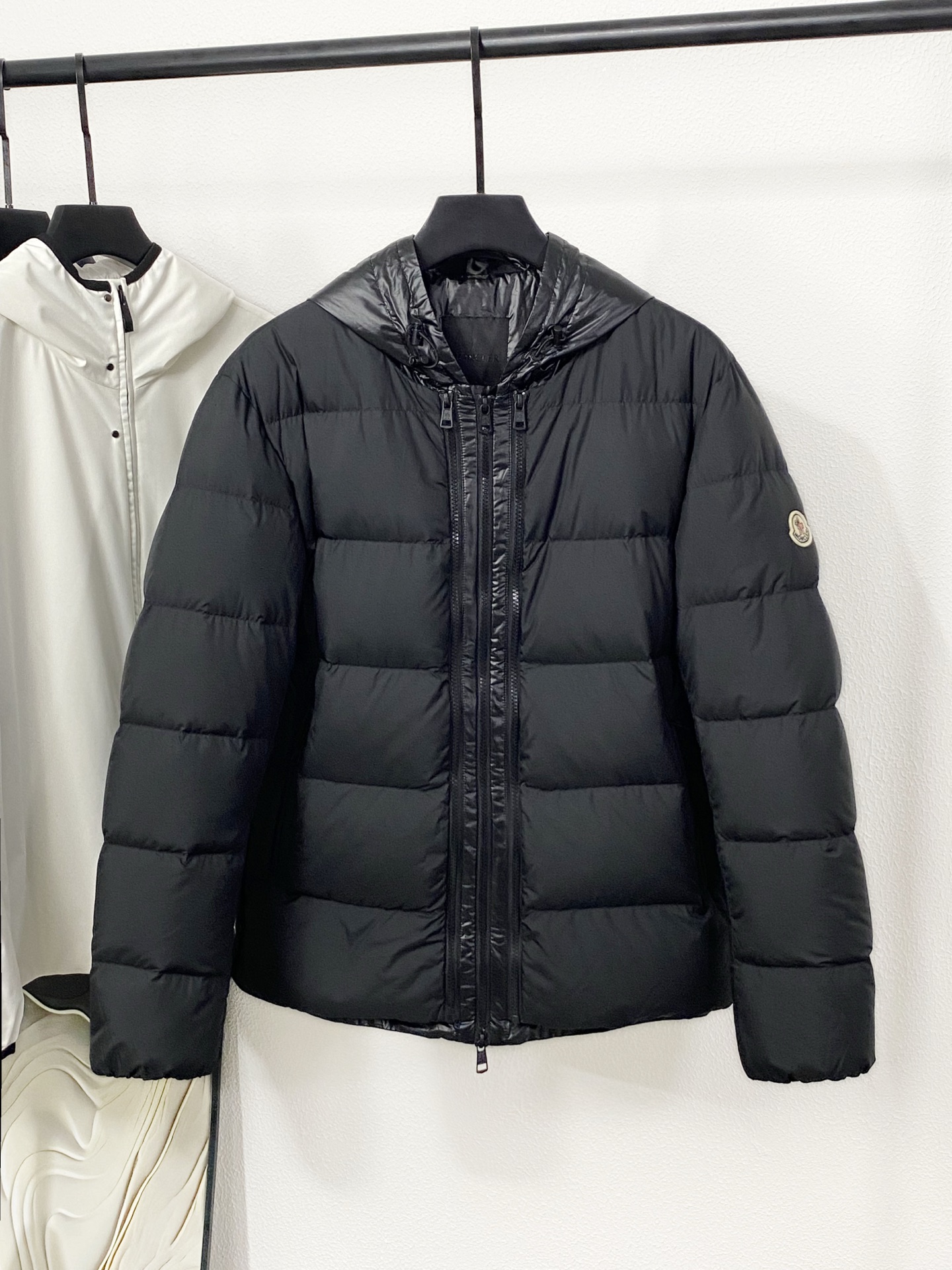 NO:611473,(New product) is rarely available through trading company channels, and will be released simultaneously on the official website!  Mon25FW autumn and winter latest men's European standard 90 velvet hooded down jacket with logo embroidery on sleeves and arms, nylon placket and three zipper design!  For men, this M family autumn and winter down hood is undoubtedly an ideal choice. It is not only warm and comfortable, but also shows high quality and fashion sense!  And we also pay great attention to the details. Whether it is daily matching or formal wear, it can show your taste and personality!  This down jacket is made of high-performance nylon fabric, which has excellent windproof and water-repellent functions, while also showing wear-resistant and durable properties!  Not only that, the lining is also made of fabric, which increases the cost, making the overall texture even better. In order to increase the sense of fashion and texture, the down jacket adopts a three-zipper placket design process, making the overall shape full and three-dimensional!  The interior is filled with European standard 90 white duck down, which ensures warmth and comfort without looking bloated. The right amount of down is not only light but also has a very good thermal insulation effect, allowing you to easily wear fashionably in the cold season!  The placket part has a customized black engraved three-zipper design, which not only provides convenience but also enhances the visual highlights!  The logo embroidery design on the sleeve arms exudes luxury and highlights the brand's unique style!  It also adds to the fashion sense of the entire down jacket. The hooded down jacket is well-cut, which not only meets men's dressing needs, but also shows elegance and grandeur!  Color Black Size M-3  2XL size has shoulder width 51cm-bust 126cm-shirt length 71cm-sleeve length 64cm 3XL size has shoulder width 52cm-chest 130cm-shirt length 72cm-sleeve length 65cm,,jackets & coats,down jacket,hats,alexander wang19860909(新品)贸易公司渠道稀出,同步官网发售！法蒙 Mon25FW秋冬最新款袖臂刺绣logo尼龙门襟三拉链设计男士欧标90绒连帽羽绒服外套！ 对于男士来说,这款M家秋冬羽绒连帽无疑是理想的选择,它不仅保暖舒适,还展现出高品质和时尚感！并且在细节处理上也非常用心,无论是日常搭配还是正式场合穿着,都能彰显出您的品味和个性！ 该羽绒服采用了高性能尼龙面料,具有出色的防风和拒水功能,同时还展现出耐磨耐用的特性！不仅如此里料同样采用面料增加成本,使得整体质感更上一层楼,为了增加时尚感和质感,该羽绒服采用了门襟三拉链设计工艺,使得整体造型饱满立体！内里则选用欧标90白鸭绒填充,既保证着身温暖舒适的同时又不会显得臃肿,恰到好处的充绒量不仅轻盈而且保暖效果非常好,让您在寒冷的季节也能轻松穿出时尚感！ 门襟部分定制黑色刻印三拉链设计,在提供便利的同时也提升了视觉亮点！袖臂上的logo刺绣设计则散发着高奢气场,彰显品牌独特的风格！还增添了整个羽绒服的时尚感,连帽羽绒外套版型剪裁得体,既符合男士的穿着需求,又展现出优雅与大气！ 颜色黑色 尺码M-3Xl码 M码肩宽48cm-胸围114cm-衣长69cm-袖长61cm L码肩宽49cm-胸围118cm-衣长70cm-袖长62cm XL码肩宽50cm-胸围122cm-衣长70cm-袖长63cm 2XL码肩宽51cm-胸围126cm-衣长71cm-袖长64cm 3XL码肩宽52cm-胸围130cm-衣长72cm-袖长65cm,,jackets & coats,down jacket,hats,alexander wang,Men's clothing