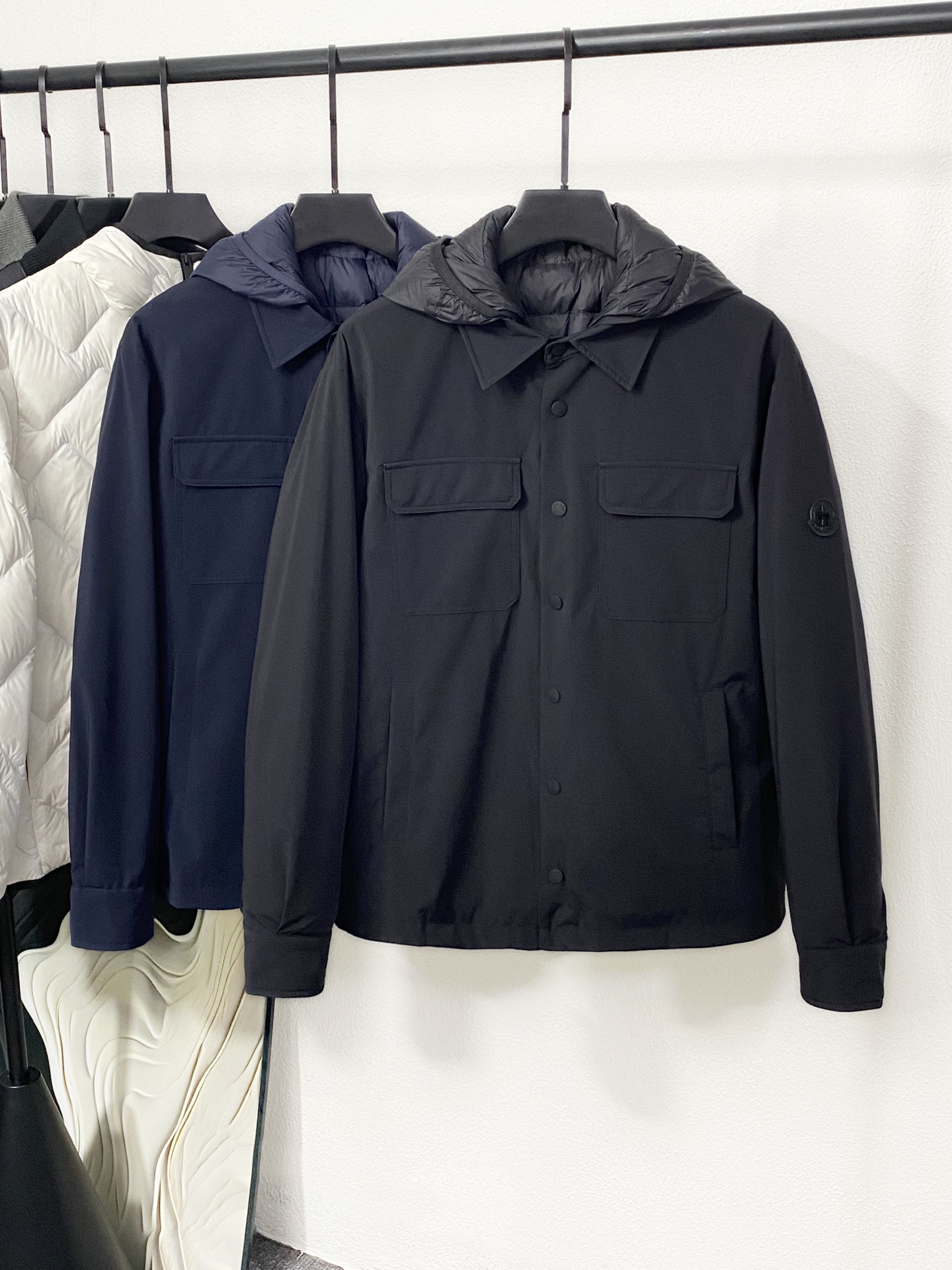 NO:611468,A two-wear suit, with a detachable inner liner, a vest, and a jacket. M's 2025 ultra-luxury new down jacket, new style for autumn and winter!  The highest version on the market, welcome to compare details, a high-end final product for tasting!  This outstanding down jacket is an excellent layering item, suitable for wearing in all seasons. It is classic and versatile, and has good thermal insulation effect. A heavyweight platinum-level product, the official album poster wears a short style!  The outer layer is made of the original customer-supplied DuPont waterproof and run-proof velvet fabric, and the interior is filled with 90 Euro standard white duck down. The latest officially imported 18-count polyester blended fabric, Feather-Light10D waterproof coating/polyester-cotton fabric has high polyester fiber content. The polyester-cotton fabric has high heat and light resistance and good stability. It has bright colors, high fiber strength, and durability.  It is light-resistant, heat-resistant and straight. The liner is made of 330T full polyester high-density inner liner, which will never run away. YKK two-way locking zipper has clear and three-dimensional lettering, smooth and durable. The snap button opening and closing placket above the front zipper is designed with snap button opening and closing, which is windproof and warm. The inner liner is removable and can be transformed into a business casual series jacket in seconds. It is absolutely worth the money to wear it twice!  Black Gray Standard fit, size 48-56 Physical measurement data M bust 108 shoulder width 48 dress length 69 sleeve length 66 L bust 112 shoulder width 50 dress length 70 sleeve length 67  jacket,alexander wang19860909一衣两穿,可拆线内胆,可马甲,可外套,M家2025年度超奢新品羽绒服,秋冬新款！市面最高版本、欢迎对比细节,高端压轴品鉴之物！这款出众的羽绒服是一款优良的叠搭单品,适合在各个季节穿着.它经典百搭,保暖效果好.重磅白金级臻品,官宣画册海报穿短款！外层采用原版客供杜邦防水防跑绒面料,内里填充90欧标白鸭绒,官方进口最新18支涤纶混棉面料,Feather-Light10D防水涂层/涤棉面料的涤纤维含量高,涤棉面料的耐热耐光性高,稳定性好.颜色鲜艳、纤维强度高、经久耐用、耐光、耐热挺拔.胆布采用330T全涤高密度内胆,绝不跑绒,YKK双向锁定拉链,刻字清晰立体,流畅顺滑,经久耐用按扣开合门襟,正面拉链上方的门襟,设计有按扣开合,防风保暖.内胆可脱卸,秒变商务休闲系列夹克,一衣两穿绝对物超所值！ 黑色 灰色 标准版型,尺码48-56 实物测量数据 M号胸围108肩宽48衣长69袖长66 L号胸围112肩宽50衣长70袖长67 XL号胸围116肩宽52衣长71袖长68 XXL号胸围120肩宽54衣长72袖长69,,jackets & coats,jackets & coats,down jacket,alexander wang,Men's clothing