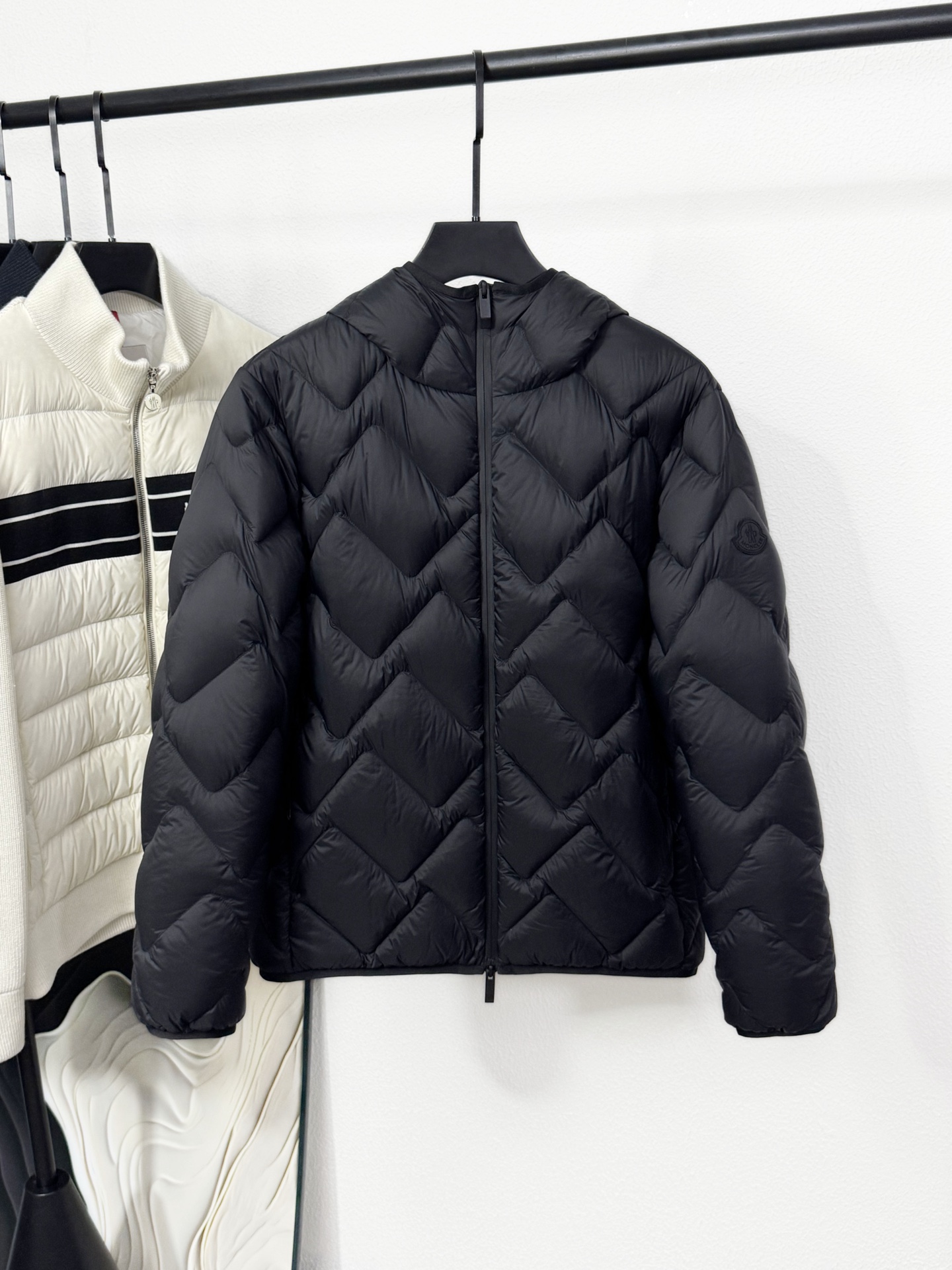 NO:611463,MON25FW new autumn and winter lightweight nylon waterproof hooded down jacket, fashionable wavy quilted pattern casual zipper down jacket for men and women!  Trading company channels are rare and available on the official website simultaneously!  The new Laverq down jacket from Fameng is a trend-setting masterpiece that cleverly combines cutting-edge fabrics and novel detailed designs, showing a unique fashion charm!  This down jacket is made of custom-made matte nylon waterproof material, with a light and delicate texture, which not only ensures wearing comfort, but also effectively resists wind and rain!  The inside is filled with down that meets the European standard 90, which is light and warm without being bulky, allowing you to maintain an elegant figure in the cold season!  The entire down jacket adopts a wavy pattern quilting design, which not only enhances the three-dimensional sense and layering of the clothing, but also highlights the unique charm of modern design!  The sleeve arms are decorated with black rubber brand logos, simple yet stylish!  The casual and loose fit design makes this down jacket not only suitable for men, but also can show the spontaneity and freedom of girls. Whether it is daily travel or outdoor adventure, it can become your indispensable fashion companion!  Color White, Black Sizes 1-5 Size Reference Size 1: Shoulder Width 44 Bust 108 Sleeve Length 62 Clothing Length 68 Size 2: Shoulder Width 45 Bust 112 Sleeve Length 63 Clothing Length 69 Size 3: Shoulder Width 46 Bust 116 Sleeve Length 64 Clothing Length 70 Size 4: Shoulder Width 47 Bust 120 Sleeve Length 65 Clothing Length 71  Size 5: shoulder width 48, bust 124, sleeve length 66, dress length 72,,jackets & coats,jackets & coats,down jacket,hats,alexander wang19860909MON25FW秋冬新款轻薄尼龙防水连帽羽绒夹克,男女同款时尚波浪形绗缝图案休闲拉链羽绒服外套！贸易公司渠道稀出,同步官网发售！法蒙家新款Laverq羽绒服,一款引领潮流的佳作,巧妙融合了前沿面料与新颖细节设计,展现出独特的时尚魅力！ 这款羽绒服采用客供定制的哑光尼龙防水材质,质地轻薄细腻,既保证了穿着的舒适度,又有效抵御风雨侵袭！内里填充的是符合欧标90标准的羽绒,轻盈保暖而不显臃肿,让你在寒冷的季节里也能保持优雅身姿！羽绒服整体采用波浪形图案绗缝设计,不仅增强了衣物的立体感与层次感,更彰显出现代设计的独特韵味！ 袖臂上点缀着黑色的橡胶品牌标识,简约而不失格调！休闲宽松的版型设计,使得这款羽绒服不仅适合男士穿着,同样也能展现出女生的率性与洒脱,无论是日常出行还是户外探险,它都能成为你不可或缺的时尚伴侣！ 颜色白色、黑色 尺码1-5码 尺寸参考 1码:肩宽44胸围108袖长62衣长68 2码:肩宽45胸围112袖长63衣长69 3码:肩宽46胸围116袖长64衣长70 4码:肩宽47胸围120袖长65衣长71 5码:肩宽48胸围124袖长66衣长72,,jackets & coats,jackets & coats,down jacket,hats,alexander wang,Men's clothing