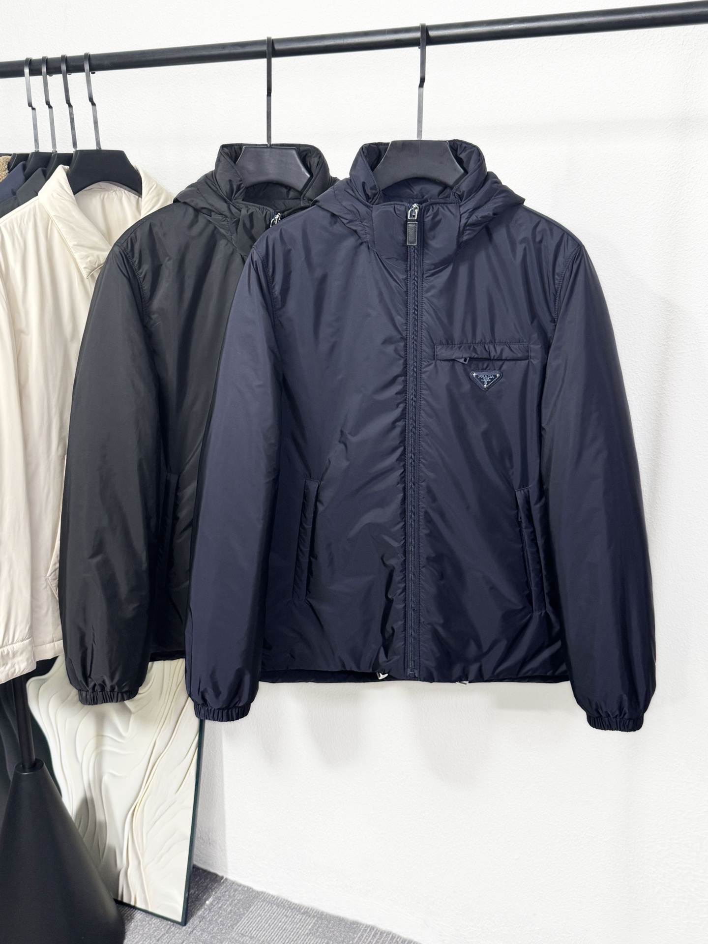 NO:611458,(New product) Premium down Prada Re-Nylon limited edition down jacket. Filled with white duck down inside and matched with original hardware set. Channel exclusive product details. This regenerated nylon down jacket is decorated with exquisite details such as a triangular metal logo, and combines technical design and sportswear elements to make it distinctive. The jacket is equipped with front pockets and a drawstring hood, and is lined with soft goose down, making it warm and comfortable.  To ensure sustainable care of the product, maintain its properties and reduce its impact on the environment, it is recommended not to wash the product frequently, to allow it to dry naturally after each use, and to entrust it to a professional environmentally friendly dry cleaner for dry cleaning. Product details Stand collar Removable hood with elastic rubber drawstring Exposed central front zip with zipper pull Chest welt pocket with enameled triangle metal logo Angled welt pocket with zipper Lined Elastic cuffs  Elastic drawstring at hem with metal stoppers Triangular enamel logo Rounded hem Polyamide fabric Size: 48-56 Black/Navy 48 Shoulder Width 46.3 Bust 114 Length 72 Sleeve Length 64.5 50 Shoulder Width 47.5 Bust 118 Length 73 Sleeve Length 66 52 Shoulder Width 48.7 Bust 122 Length 74 Sleeve Length 67.5  54 shoulder width 49.9 bust 126 length 75 sleeve length 69 56 shoulder width 51.1 bust 130 length 76 sleeve length 70.5,,prada,jackets & coats,jackets & coats,down jacket,hats,alexander wang19860909(新品)特级羽绒Prada Re-Nylon限定款羽绒夹克.内里填充白鸭绒搭配原厂五金套件.渠道臻品 产品详情 这款再生尼龙羽绒外套饰有三角形金属徽标等精美细节,并融科技设计和运动着装元素于一身,特色鲜明.外套配有正面口袋和束绳兜帽,以柔软的鹅绒加衬,温暖舒适. 为确保产品的可持续护理,保持其特性并减少其对环境的影响,建议不要频繁清洗产品,每次使用后让其自然晾干,并委托专业的环保干洗店进行干洗. 产品详情 立领 可拆卸兜帽,配弹力橡胶束绳 正面中心外露式拉链,配拉链拉头 胸前嵌线袋,配涂珐琅三角形金属徽标 斜角嵌线袋,配拉链 有衬里 弹力袖口 下摆弹力束绳,配金属止扣 三角形珐琅徽标 圆形下摆 聚酰胺纤维面料 Size : 48-56 黑色/藏青 48肩宽46.3胸围114衣长72袖长64.5 50肩宽47.5胸围118衣长73袖长66 52肩宽48.7胸围122衣长74袖长67.5 54肩宽49.9胸围126衣长75袖长69 56肩宽51.1胸围130衣长76袖长70.5,,prada,jackets & coats,jackets & coats,down jacket,hats,alexander wang,Men's clothing