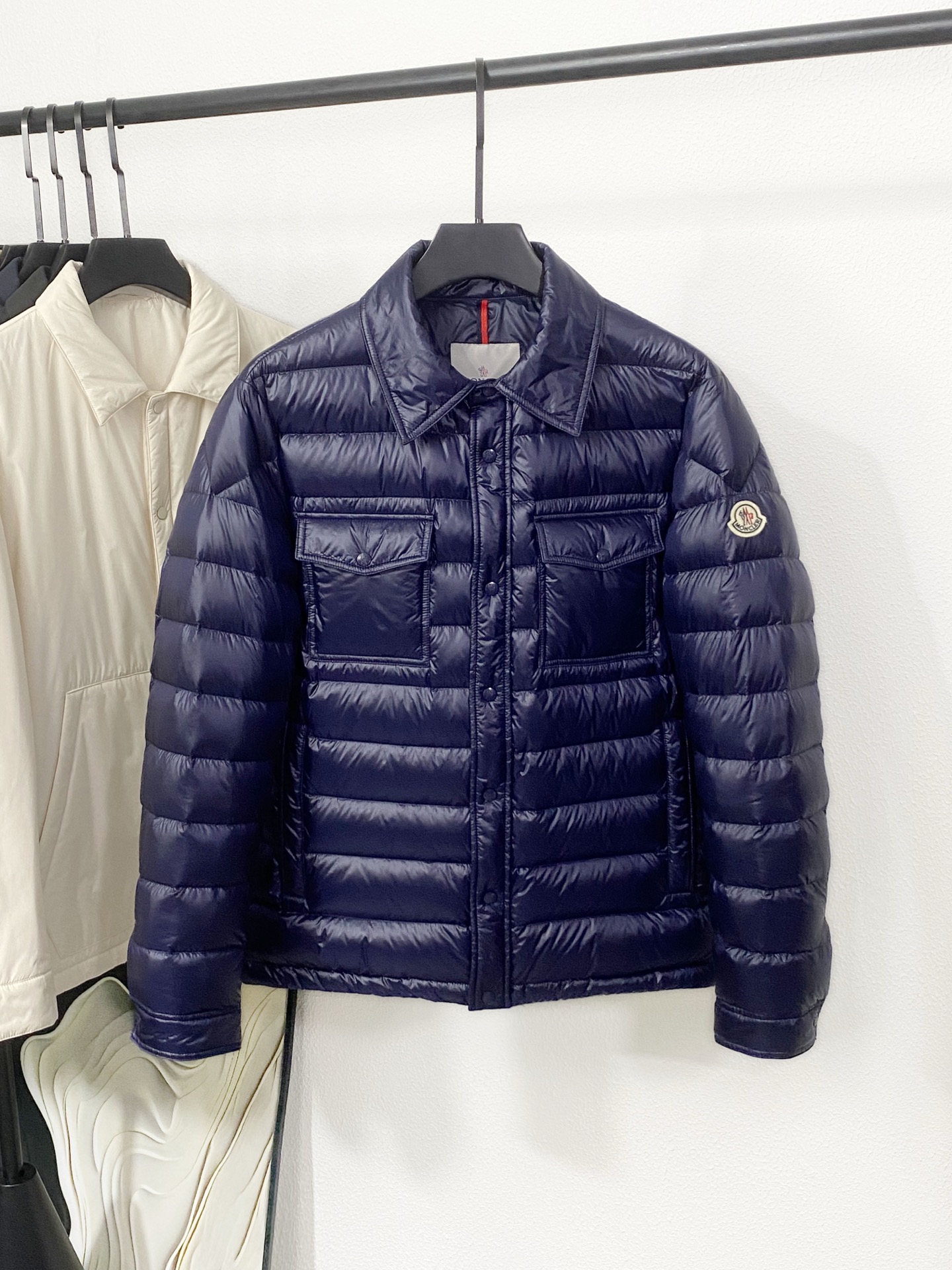 NO:611453,(New product) MON/Yuhuang high-end men's fashion style lapel down jacket, product from trading company channel, high-end tasting product, top-grade Romanian product, 25 F/W autumn and winter catwalk style, super popular item!  !  The overall styling design still inherits the MON family genes, combining high-end luxury fashion with functional outdoor style. The sleeve arms retain the iconic brand circular badge body, focusing the brand's cultural essence and identity on it, which is fashionable and eye-catching!  The professional technical fabric provided by Toray Outdoor Co., Ltd. in Japan. The stitching is provided by Japan's top Fujik Daioh thread. The inner liner is filled with top Polish white duck down. The high-quality jade down extracted from the belly of the white duck has excellent resilience, exceeds the European standard environmental protection level, has no odor, and has excellent temperature locking effect and warmth retention!  The craftsmanship details are exquisite and exquisite, all accessories are supplied by customers, zippers and snap buttons are all customized, decorated with brand logo, double opening and closing placket design, crafted with ingenuity!  The color is light and versatile, and the upper body is light and comfortable. It is a down jacket with strong wearability. The upper body is full of style, and it can be worn in a wide age range. It can be worn trendy or restrained and stable. It has high moldability. It is highly recommended as a must-have tool to keep out the cold!  Three-color size 1-5 (48-56) 48 shoulder width 46 bust 110 length 64 sleeve length 61 50 shoulder width 47 bust 114 length 65 sleeve length 62 52 shoulder width 48 bust 118 length 66 sleeve length 63 54 shoulder width 49 bust 122 length 67 sleeve length 64  56 shoulder width 50 bust 126 length 68 sleeve length 65,,alexander wang,jackets & coats,down jacket,alexander wang19860909(新品)MON/羽皇高端男士时装款翻领羽绒服外套,贸易公司渠道货,高端品鉴臻品,顶级罗马尼亚产,25年F/W秋冬走秀款,超火爆人气单品！！ 整体的造型设计依然传承了MON家族基因,高奢时装与功能性户外风格相结合,袖臂保留了标志性品牌圆形徽章体,将品牌的文化精髓与身份浓缩聚焦于上面,时髦且吸睛！ 日本东丽公司户外提供的专业科技面料,缝线由日本顶级富士克大王线提供,内胆填充甄选波兰顶级白鸭绒,提取的白鸭腹部高品质的玉朵绒,回弹性优越,超欧标环保级别,无异味,锁温效果与保暖性极佳！ 工艺细节精致考究,辅料全系客供,拉链及按扣皆为专属定制,上面饰有品牌标识,双重开合门襟设计,匠心打造！ 配色轻熟万能百搭,上身轻便舒适,属于实穿性极强的一款羽绒服,上身型格十足,年龄跨度大,可潮搭亦可内敛稳重,塑造性非常高,强荐必入的御寒穿搭利器！三色尺码1-5码（48-56) 48肩宽46胸围110衣长64袖长61 50肩宽47胸围114衣长65袖长62 52肩宽48胸围118衣长66袖长63 54肩宽49胸围122衣长67袖长64 56肩宽50胸围126衣长68袖长65,,alexander wang,jackets & coats,down jacket,alexander wang,Men's clothing