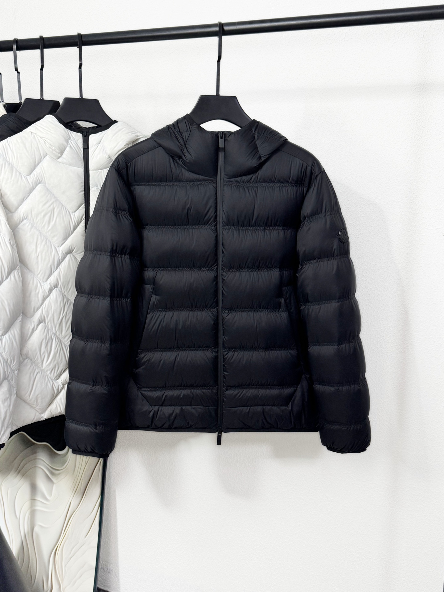 NO:611443,New product) Moncler’s latest Gardy down jacket stands out for its innovative design and practical functionality. This jacket is made of lightweight nylon fabric with a stylish and modern glossy surface. Its unique feature is that the front and sleeves are made of classic checkered quilting, while the back is made of smooth fabric. This design ensures warmth while avoiding a heavy feel.  The Gardy down jacket pays special attention to details. The innovative brand logo printing has reflective properties, which can significantly improve visibility in dark environments and add safety to the wearer. This jacket is specially designed for urban exploration and outdoor activities, perfectly balancing fashion sense and functionality. Moncler once again demonstrates its professionalism in the field of high-end down jackets through this product, perfectly integrating traditional craftsmanship with modern technology. The Gardy down jacket is suitable for daily commuting and can also meet the needs of light outdoor activities, making it an ideal choice for those who pursue a quality life.  Data for sizes 1-5: Shoulder width 46cm for size 1 - Bust 112cm - Length 68cm - Sleeve length 64 Size 1 Shoulder width 47cm - Bust 116cm - Length 69cm - Sleeve length 65 Size 2 Shoulder width 48cm - Bust 120cm - Length 70cm - Sleeve length 66 Size 3 Shoulder width 49cm - Bust 124cm - Clothing length 71cm - Sleeve length 67  Size 4, shoulder width 50cm-bust 126cm-length 72cm-sleeve length 68,,jackets & coats,down jacket,alexander wang19860909新品)Moncler最新推出的Gardy羽绒夹克以其创新设计和实用功能脱颖而出.这款夹克采用轻盈的尼龙面料打造,表面呈现出时尚的现代光泽效果.其独特之处在于正面和衣袖采用了经典方格绗缝工艺,而背面则采用光滑面料,这种设计既保证了保暖性能又避免了厚重感. Gardy羽绒夹克特别注重细节处理,创新的品牌标识印花具有反光特性,在光线较暗的环境中能够明显提升可见度,为穿着者增添安全保障.这款夹克专为都市探索和户外活动设计,完美平衡了时尚感与功能性. Moncler通过这款产品再次展现了其在高端羽绒服领域的专业水准,将传统工艺与现代科技完美融合.Gardy羽绒夹克既适合日常通勤,也能满足轻度户外活动的需求,是追求品质生活人士的理想选择. 1-5尺码数据: 码肩宽46cm-胸围112cm-衣长68cm-袖长64 1码肩宽47cm-胸围116cm-衣长69cm-袖长65 2码肩宽48cm-胸围120cm-衣长70cm-袖长66 3码肩宽49cm-胸围124cm-衣长71cm-袖长67 4码肩宽50cm-胸围126cm-衣长72cm-袖长68,,jackets & coats,down jacket,alexander wang,Men's clothing