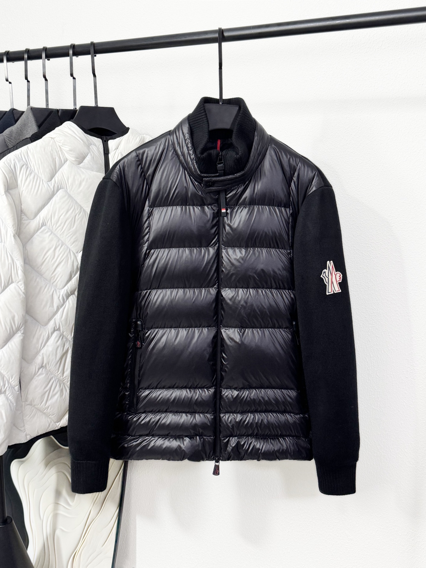 NO:611449,(New product) available simultaneously on the official website!  The MON feather royal family's 25FW annual new product is the 90-down knitted sleeve arm logo embroidered men's stand-collar down jacket. The interior is made of high-end white duck down, and the warmth is the top level of cold protection. It is enough to make you feel the warmth and comfort like spring in this autumn and winter season, without fear of the invasion of wind, snow and severe cold!  The whole piece is light in texture, smooth and delicate to the touch, pure and shiny in color, and has excellent windproof and cold-proof effects, which can easily withstand the cold climate changes of harsh weather!  The body is fully decorated with fashionable knitted sleeves and quilted patterns. The exquisite quilting technology perfectly presents the three-dimensional effect of the down jacket. The logo embroidery decoration on the sleeves and arms not only adds a sense of visual fashion, but is also a symbol of luxury status and status, instantly improving personal taste and class!  Size recommendations (normal version): 1-5. For men weighing less than 135 kilograms, choose size 1, if you weigh 135-150 kilograms, choose size 2, if you weigh 150-165 kilograms, choose size 3, if you weigh 165-180 kilograms, choose size 4, and if you weigh more than 180 kilograms, choose size 5!  Size 1: shoulder width 47cm, chest size 108, dress length 66cm, sleeve length 61cm, size 2 shoulder width, 48cm, chest size 112cm, dress length 67cm, sleeve length 62cm, size 3, shoulder width 49cm, chest size 116cm, dress length 68cm, sleeve length 63cm, size 4, shoulder width 50.5cm, bust 120cm, dress length 69.5cm, sleeves 64cm, size 5 shoulder width 51cm.  Bust 124cm, length 71cm, sleeve length 65cm, jackets & coats, down jacket, alexander wang19860909(新品)同步官网发售！法蒙MON羽皇家族25FW年度新品90绒针织袖臂logo刺绣男士立领羽绒服外套 内里配置高端的白鸭绒打造,保暖程度更是顶级御寒效果,足以让你在这个秋冬季节感受到如同春日般的温暖与舒适,无惧风雪的侵袭跟严寒的打扰！整件单品质感轻盈,手感顺滑细腻,色泽纯正且富有光泽,并且拥有着出色的防风御寒效果,可以轻松抵挡住恶劣天气的寒冷气候变幻！ 衣身满幅时尚的针织袖拼接绗缝图案装饰,精湛考究的绗缝工艺将羽绒服的立体效果完美呈现,袖臂刺绣徽标logo刺绣装饰,平添视觉时尚感的同时,更是奢华身份与地位的象征,将个人品味与档次感瞬间提升！ 尺码推荐（正常版型）1-5码 男士体重135斤以内选择1码,135-150斤选择2码,150-165斤选择3码,165-180斤选择4码,180斤以上选择5码！ 1码:肩宽47cm 胸围108衣长66cm袖长61cm 2码肩宽48cm胸围112cm衣长67cm袖长62cm 3码肩宽49cm 胸围116cm衣长68cm袖长63cm 4码肩宽50.5cm胸围120cm衣长69.5cm袖64cm 5码肩宽51cm 胸围124cm衣长71cm 袖长65cm,,jackets & coats,down jacket,alexander wang,Men's clothing