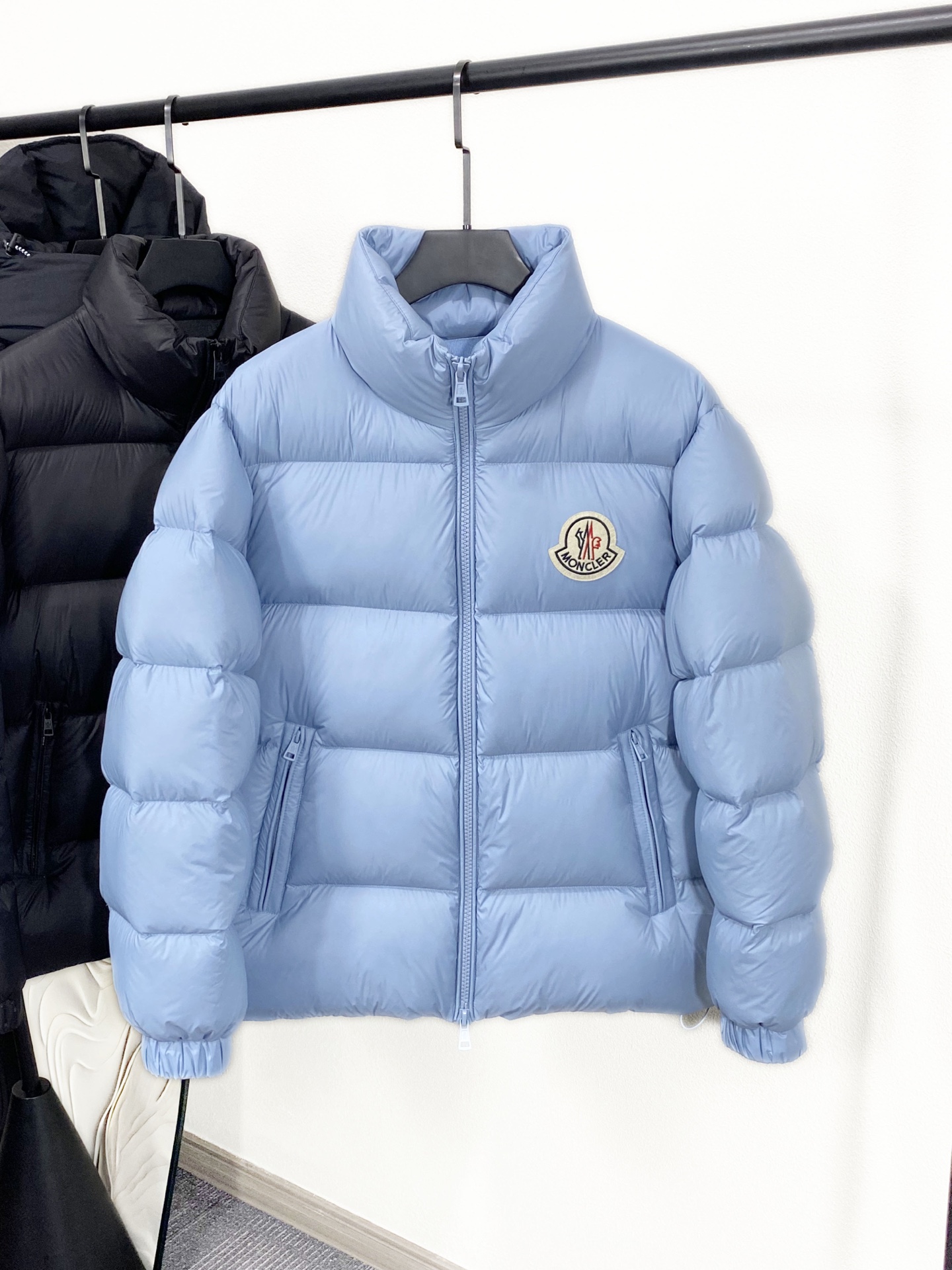 NO:611482,M's latest stand-up collar down jacket is a basic style that is simple and beautiful, fashionable and practical... Ordered from Korea, filled with 90% white duck down, fluffy and warm, classic logo badge embroidery, a template designed based on outdoor ergonomic principles, with nanotechnology fabrics, the outer layer feels particularly good, the patchwork details and hardware accessories are perfect and exquisite, solid color high-energy style, versatile and fashionable, full of trendy charm, couple style, good-looking upper body for both men and women. 727, black white blue 1-5,  Size 1, shoulder width 48, bust 110, length 67, sleeve length 61; size 2, shoulder width 49, bust 114, length 68, sleeve length 62; size 3, shoulder width 50, bust 118, length 69, sleeve length 63; size 4, shoulder width 51, bust 122, length 71, sleeve length 64; size 5, shoulder width 52, bust 126, length 72, sleeve length 65;,, down jacket, alexander wang19860909M家最新立领羽绒服 简约好看,时尚实用的基本款……韩国订单,填充90白鸭绒,蓬松保暖,经典logo徽章刺绣,户外人体学原理设计的型板,配以纳米科技面料,外层手感特别好,拼缝细节和五金配件都完美精致,纯色高能款,百搭时尚尽显潮流魅力,情侣款 男女上身都好看. 727,黑色 白色 蓝色1-5, 1码肩宽48胸围110衣长67袖长61； 2码肩宽49胸围114衣长68袖长62； 3码肩宽50胸围118衣长69袖长63； 4码肩宽51胸围122衣长71袖长64； 5码肩宽52胸围126衣长72袖长65；,,down jacket,alexander wang,Men's clothing