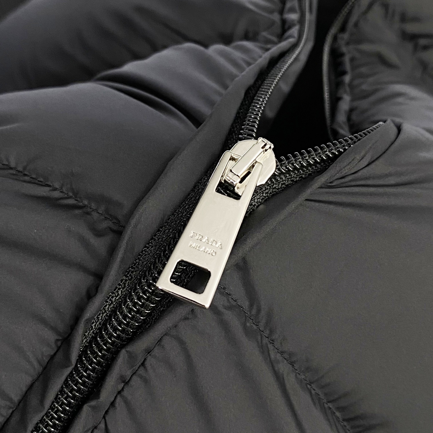 PRA25 FW冬季新款三角标立领保暖羽绒服外套！贸易公司渠道稀出，同步官网发售！P家全新上线的羽绒，现