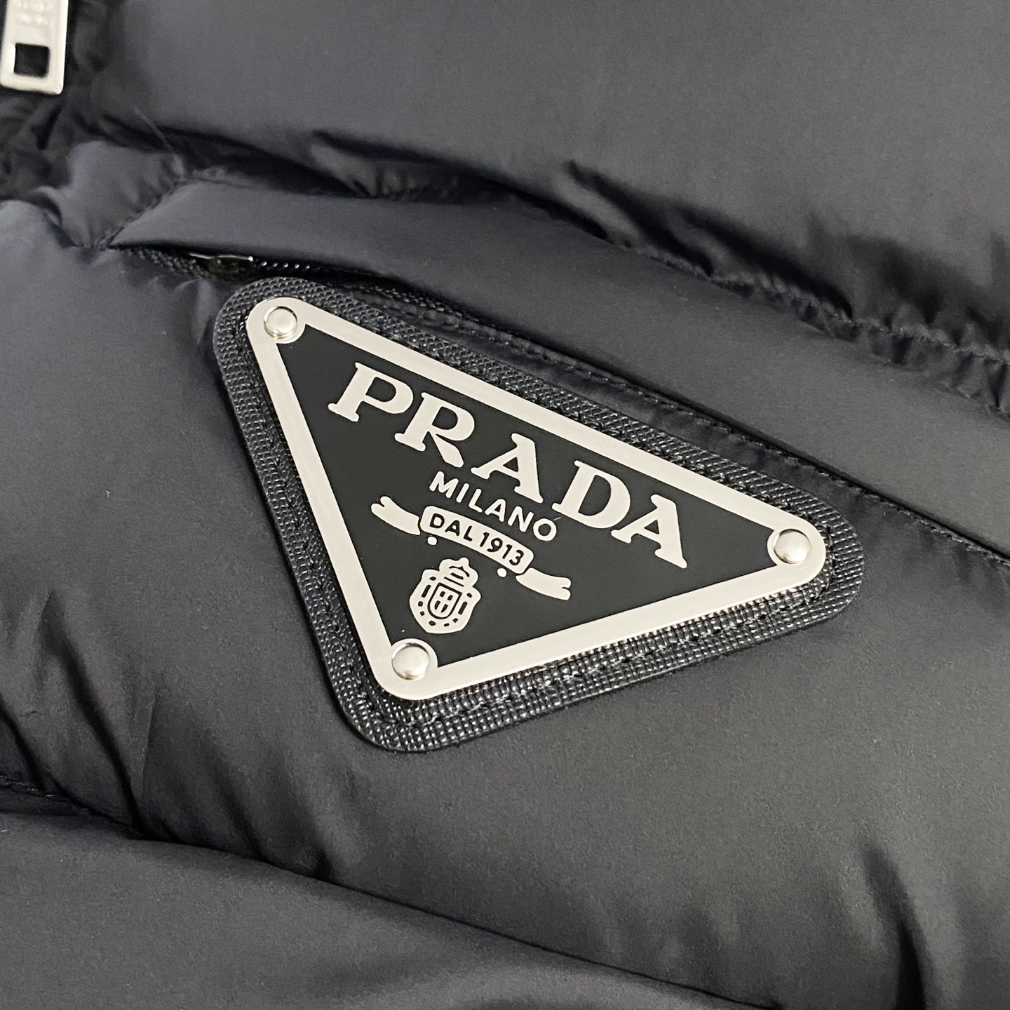 PRA25 FW冬季新款三角标立领保暖羽绒服外套！贸易公司渠道稀出，同步官网发售！P家全新上线的羽绒，现