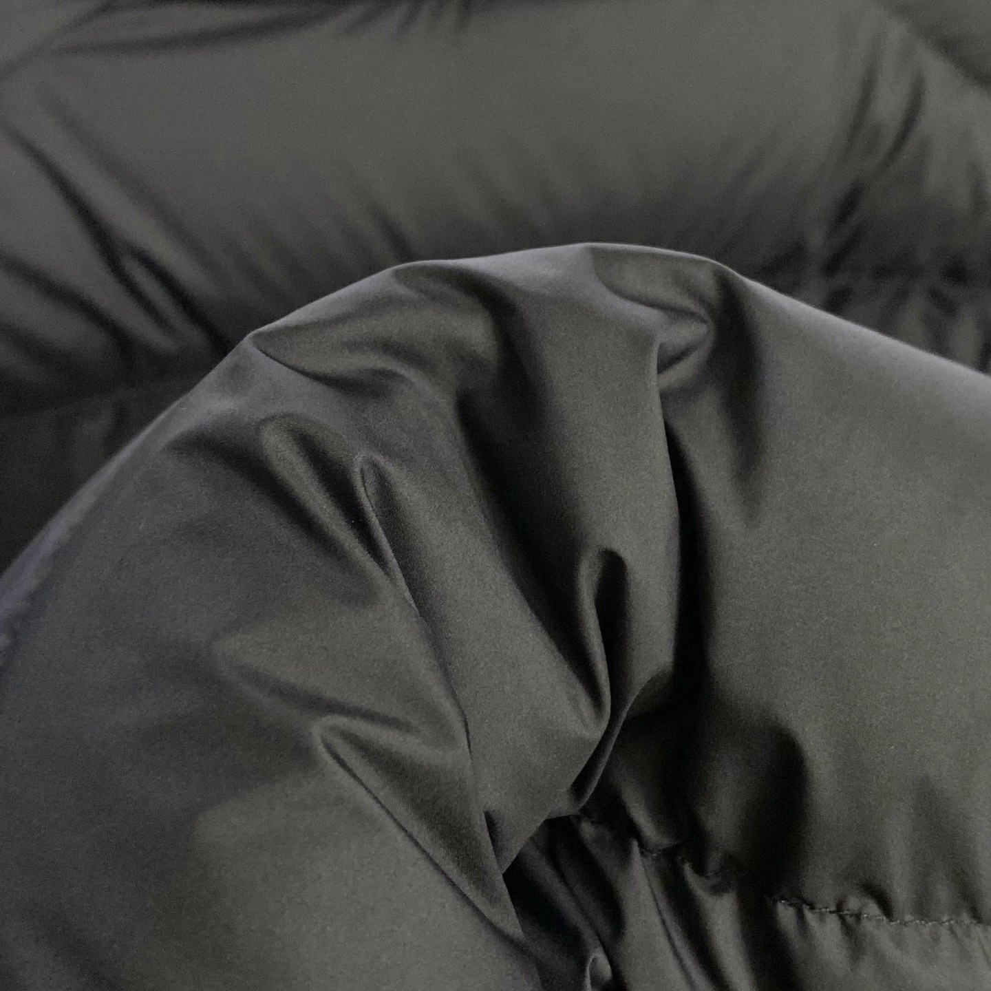 PRA25 FW冬季新款三角标立领保暖羽绒服外套！贸易公司渠道稀出，同步官网发售！P家全新上线的羽绒，现