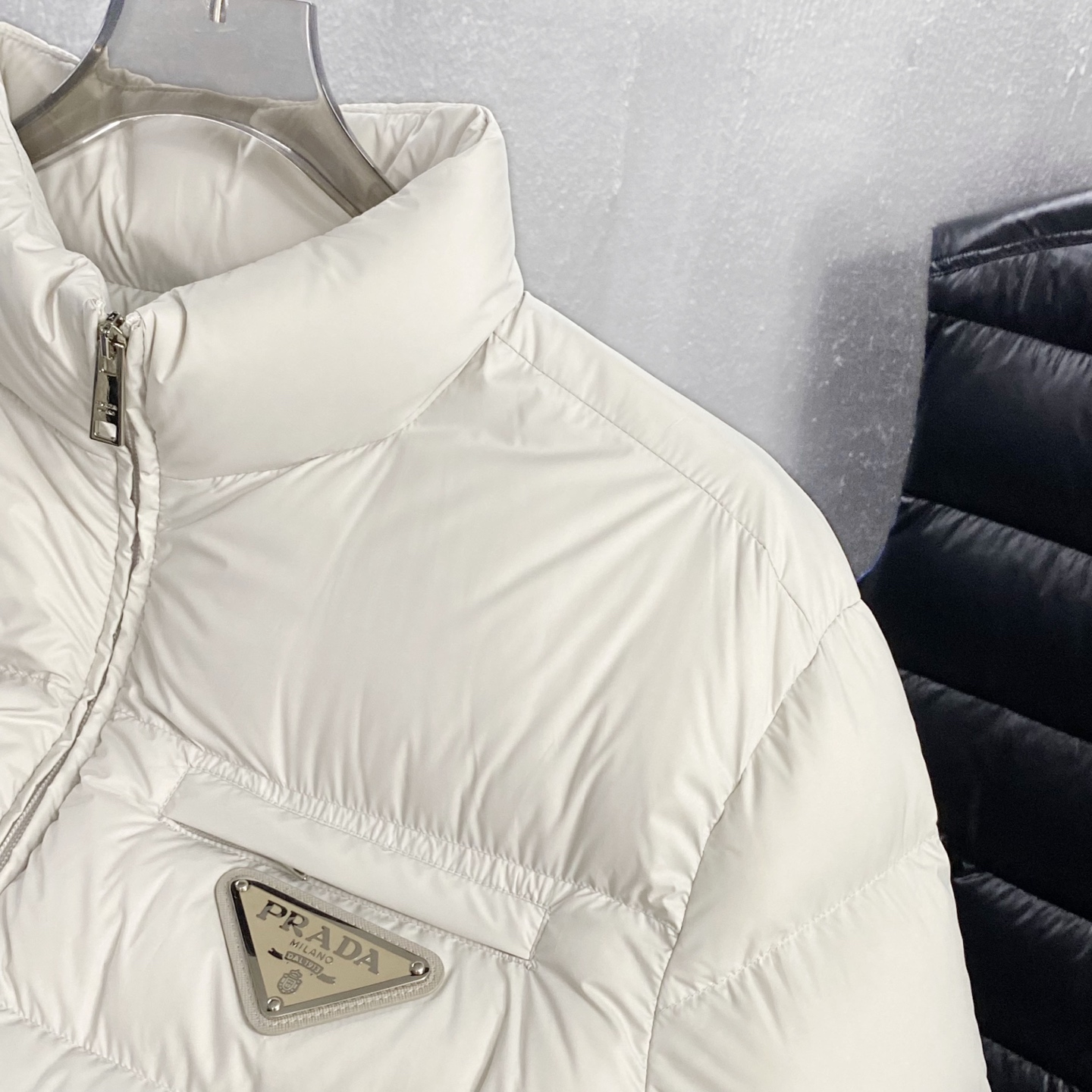 PRA25 FW冬季新款三角标立领保暖羽绒服外套！贸易公司渠道稀出，同步官网发售！P家全新上线的羽绒，现