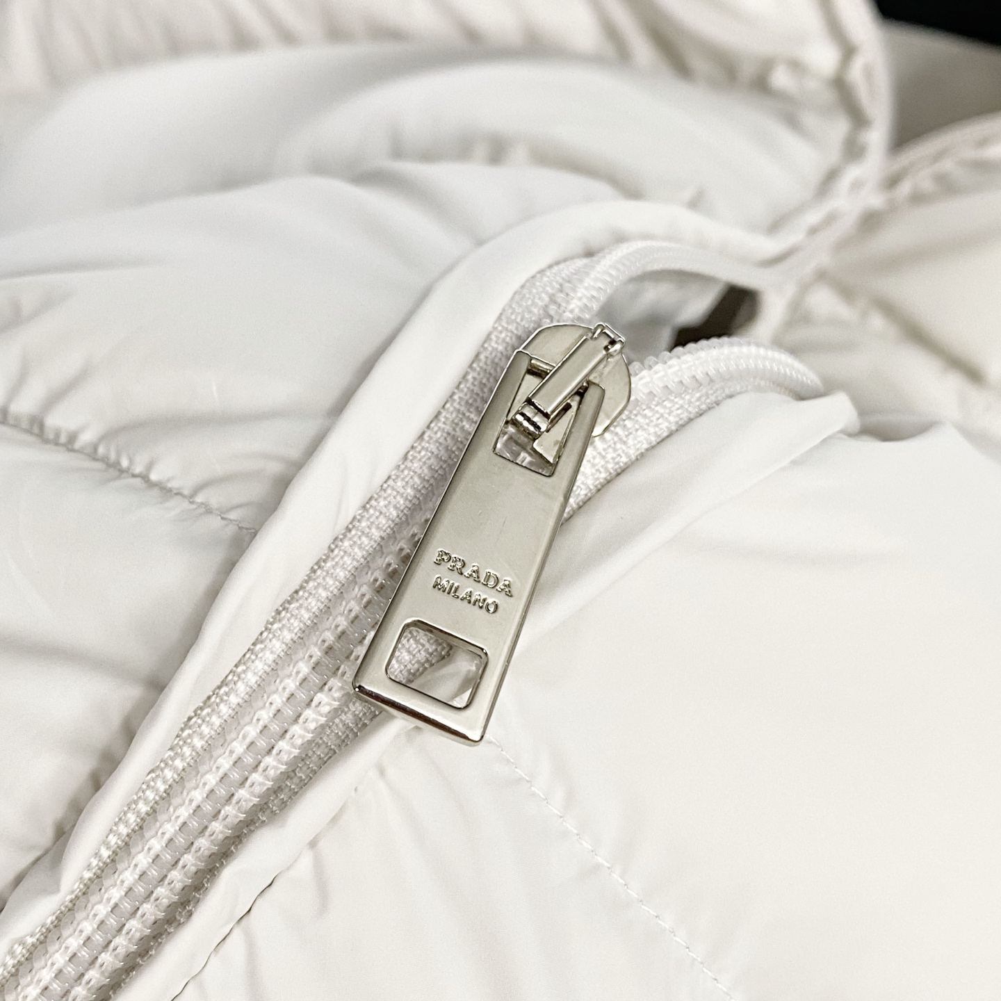 PRA25 FW冬季新款三角标立领保暖羽绒服外套！贸易公司渠道稀出，同步官网发售！P家全新上线的羽绒，现