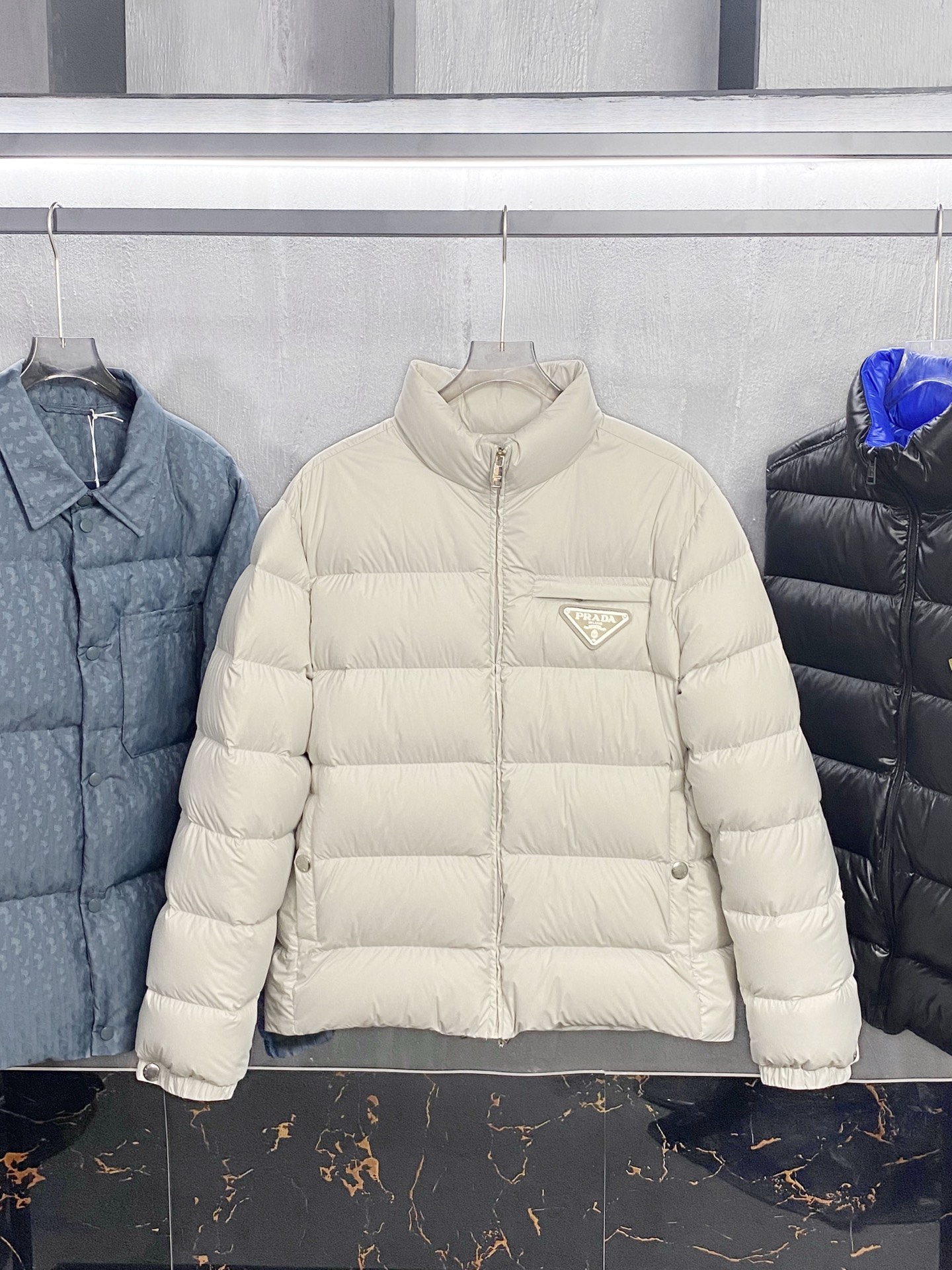 PRA25 FW冬季新款三角标立领保暖羽绒服外套！贸易公司渠道稀出，同步官网发售！P家全新上线的羽绒，现