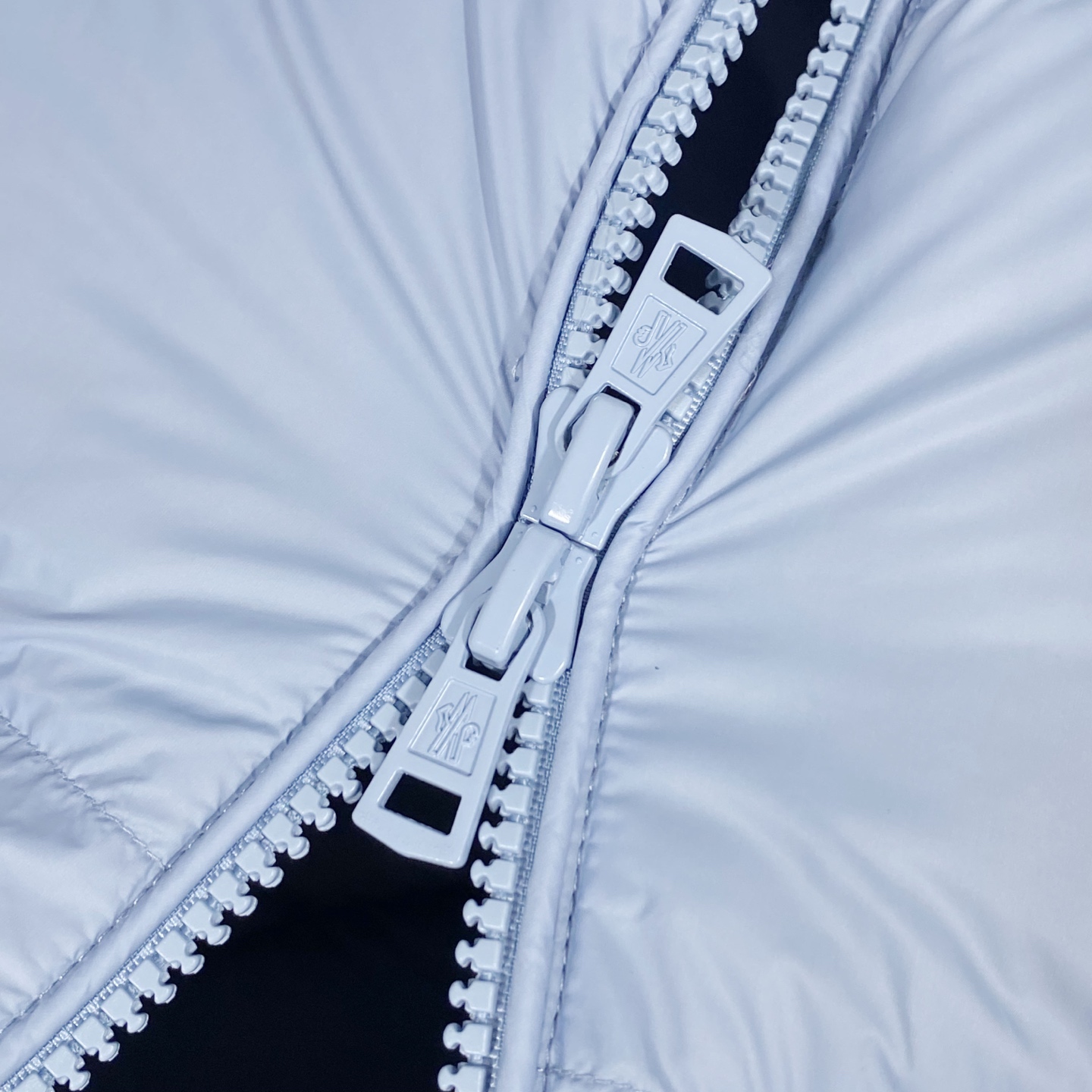 MON25FW秋冬新款经典毛毡刺绣徽章尼龙羽绒夹克，男女同款！胸口大logo立领羽绒服外套！贸易公司渠道