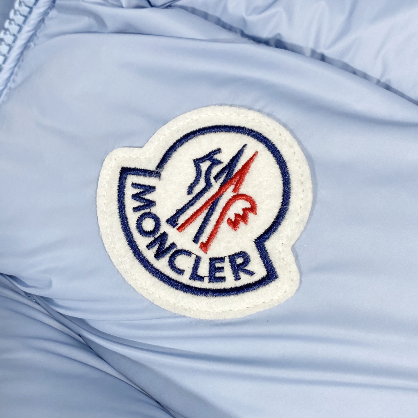 MON25FW秋冬新款经典毛毡刺绣徽章尼龙羽绒夹克，男女同款！胸口大logo立领羽绒服外套！贸易公司渠道