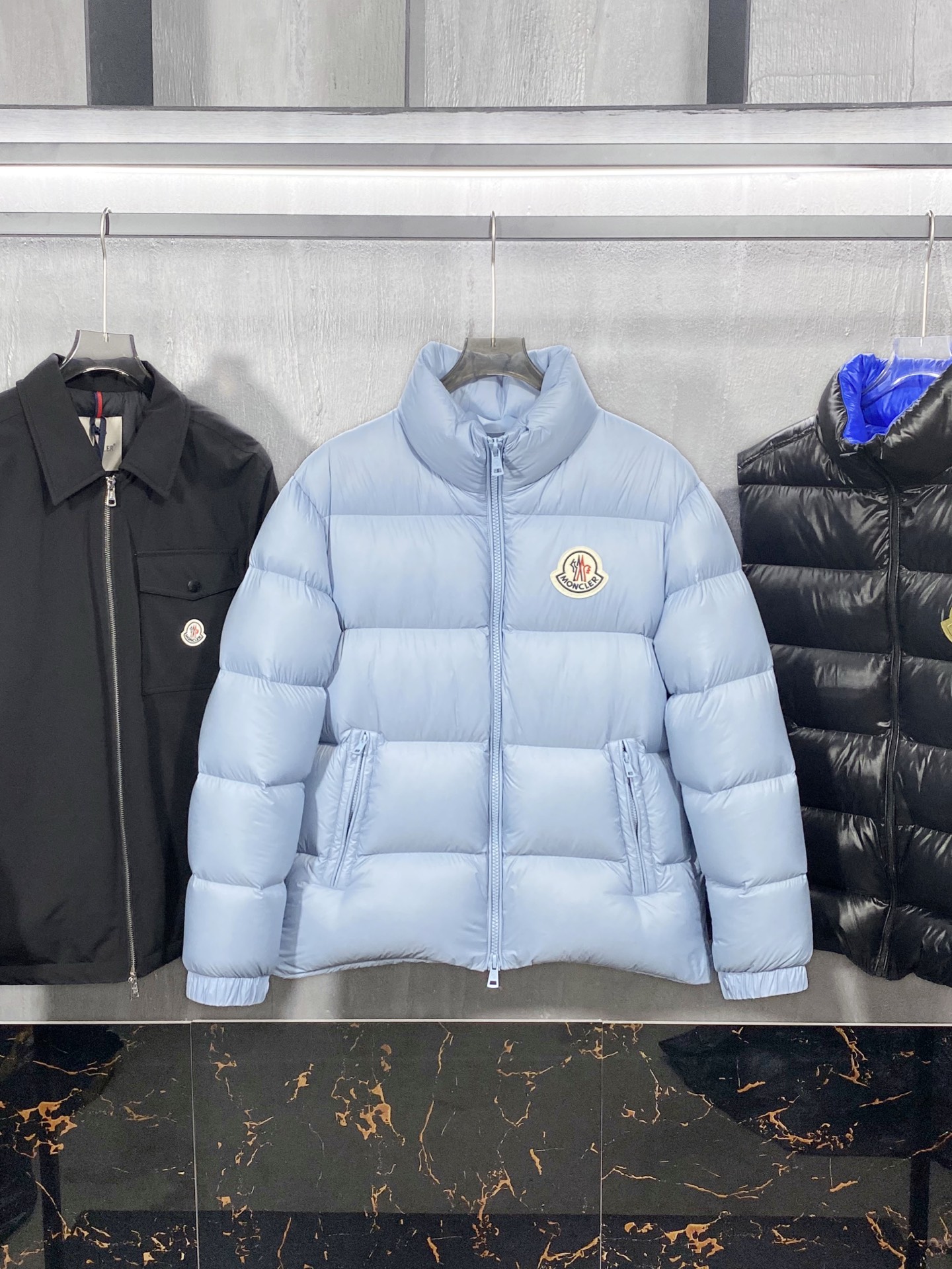 MON25FW秋冬新款经典毛毡刺绣徽章尼龙羽绒夹克，男女同款！胸口大logo立领羽绒服外套！贸易公司渠道