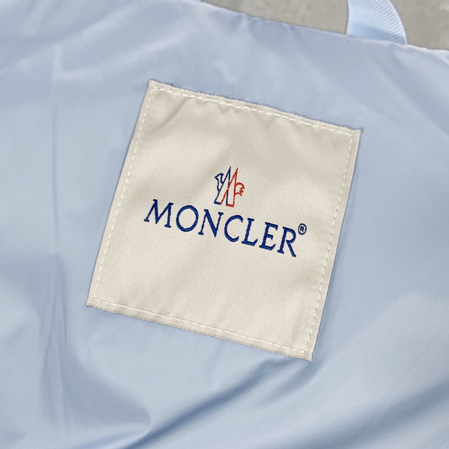 MON25FW秋冬新款经典毛毡刺绣徽章尼龙羽绒夹克，男女同款！胸口大logo立领羽绒服外套！贸易公司渠道