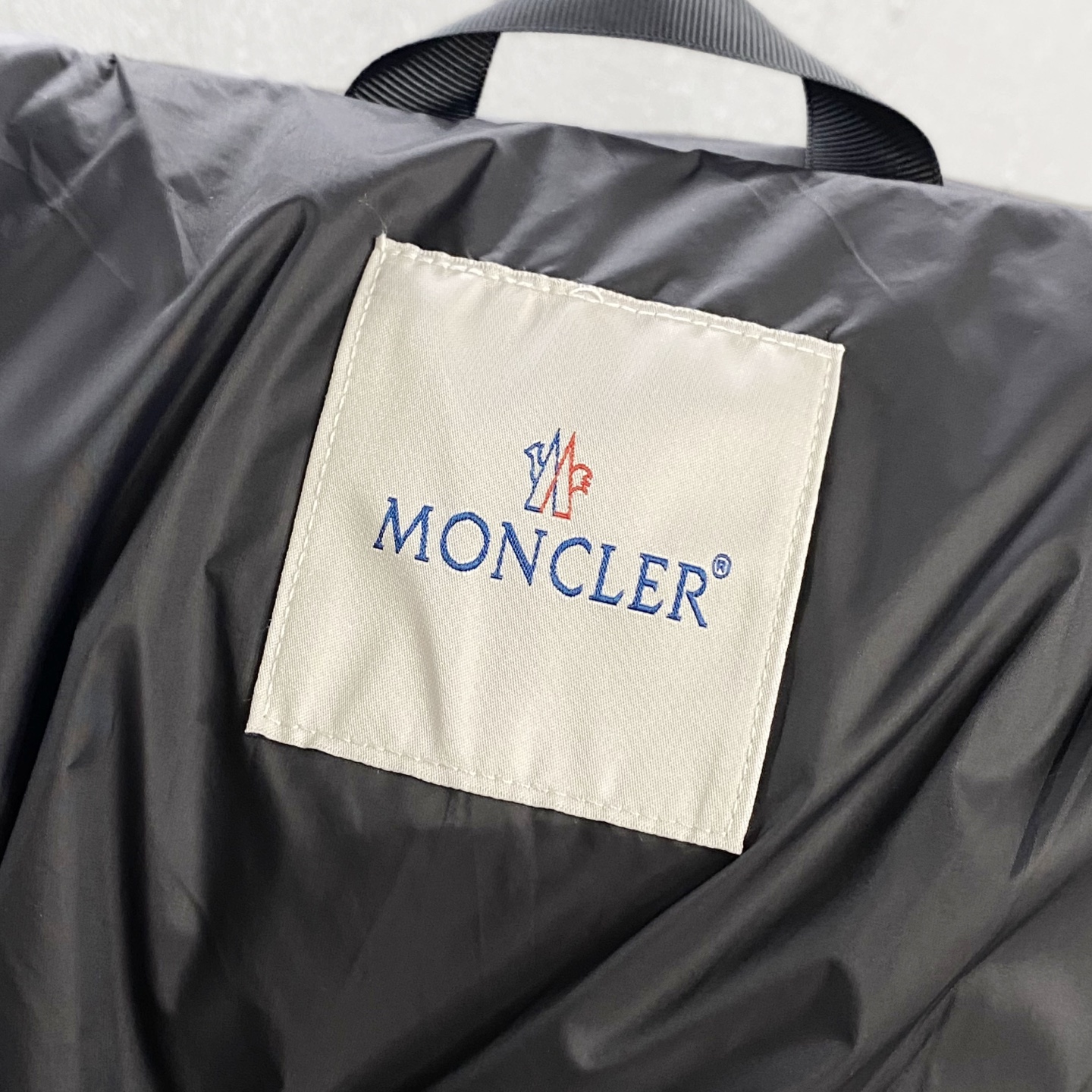 MON25FW秋冬新款经典毛毡刺绣徽章尼龙羽绒夹克，男女同款！胸口大logo立领羽绒服外套！贸易公司渠道