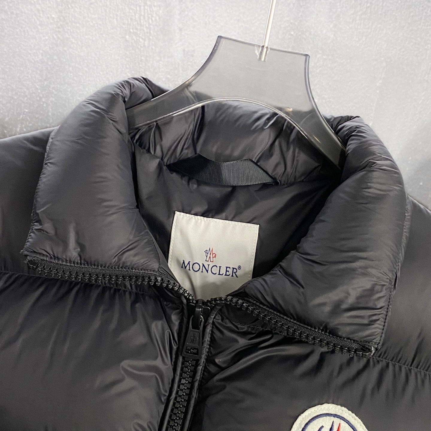 MON25FW秋冬新款经典毛毡刺绣徽章尼龙羽绒夹克，男女同款！胸口大logo立领羽绒服外套！贸易公司渠道