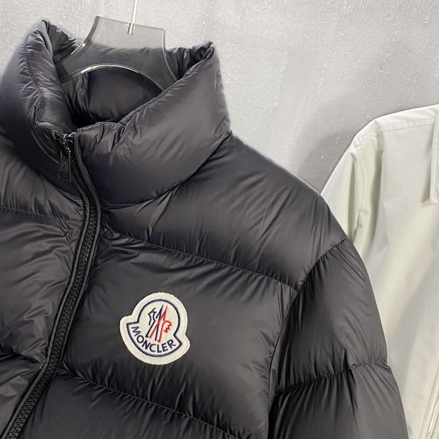 MON25FW秋冬新款经典毛毡刺绣徽章尼龙羽绒夹克，男女同款！胸口大logo立领羽绒服外套！贸易公司渠道