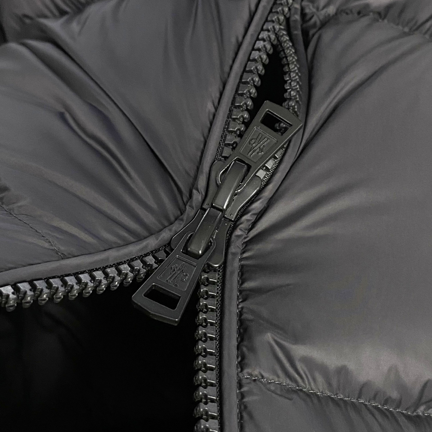 MON25FW秋冬新款经典毛毡刺绣徽章尼龙羽绒夹克，男女同款！胸口大logo立领羽绒服外套！贸易公司渠道