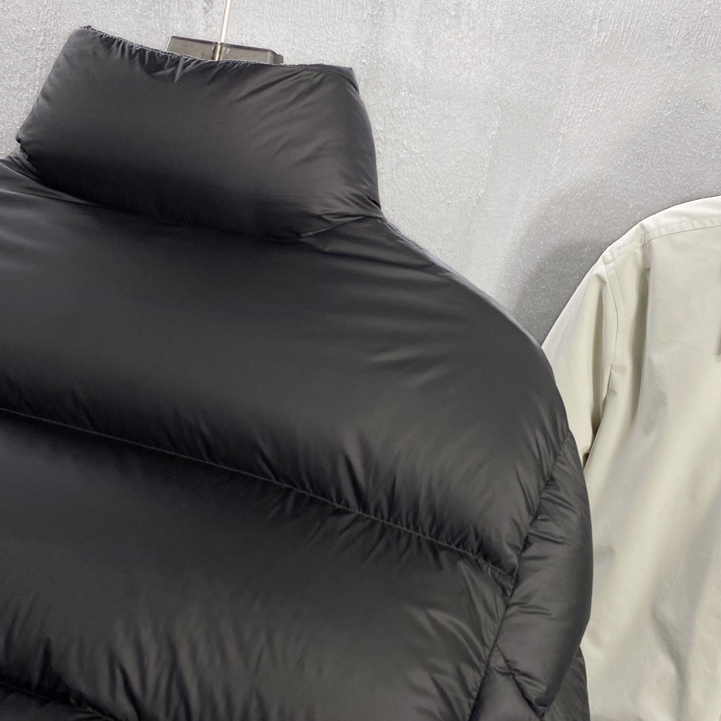 MON25FW秋冬新款经典毛毡刺绣徽章尼龙羽绒夹克，男女同款！胸口大logo立领羽绒服外套！贸易公司渠道