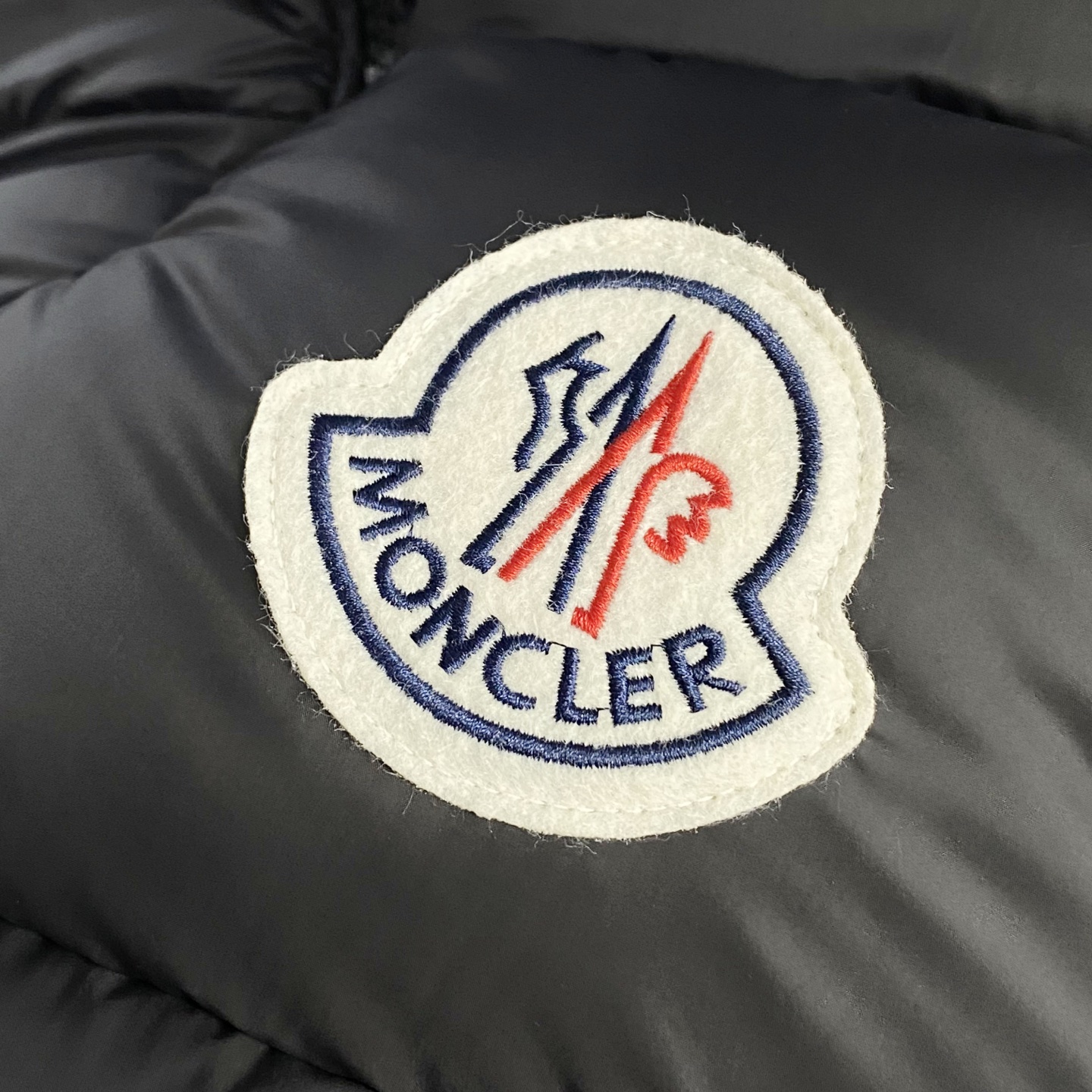 MON25FW秋冬新款经典毛毡刺绣徽章尼龙羽绒夹克，男女同款！胸口大logo立领羽绒服外套！贸易公司渠道