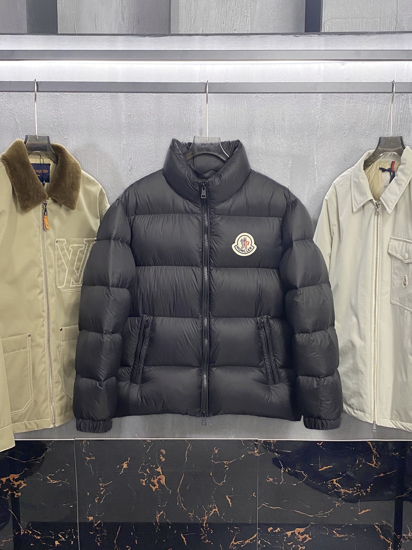 MON25FW秋冬新款经典毛毡刺绣徽章尼龙羽绒夹克，男女同款！胸口大logo立领羽绒服外套！贸易公司渠道