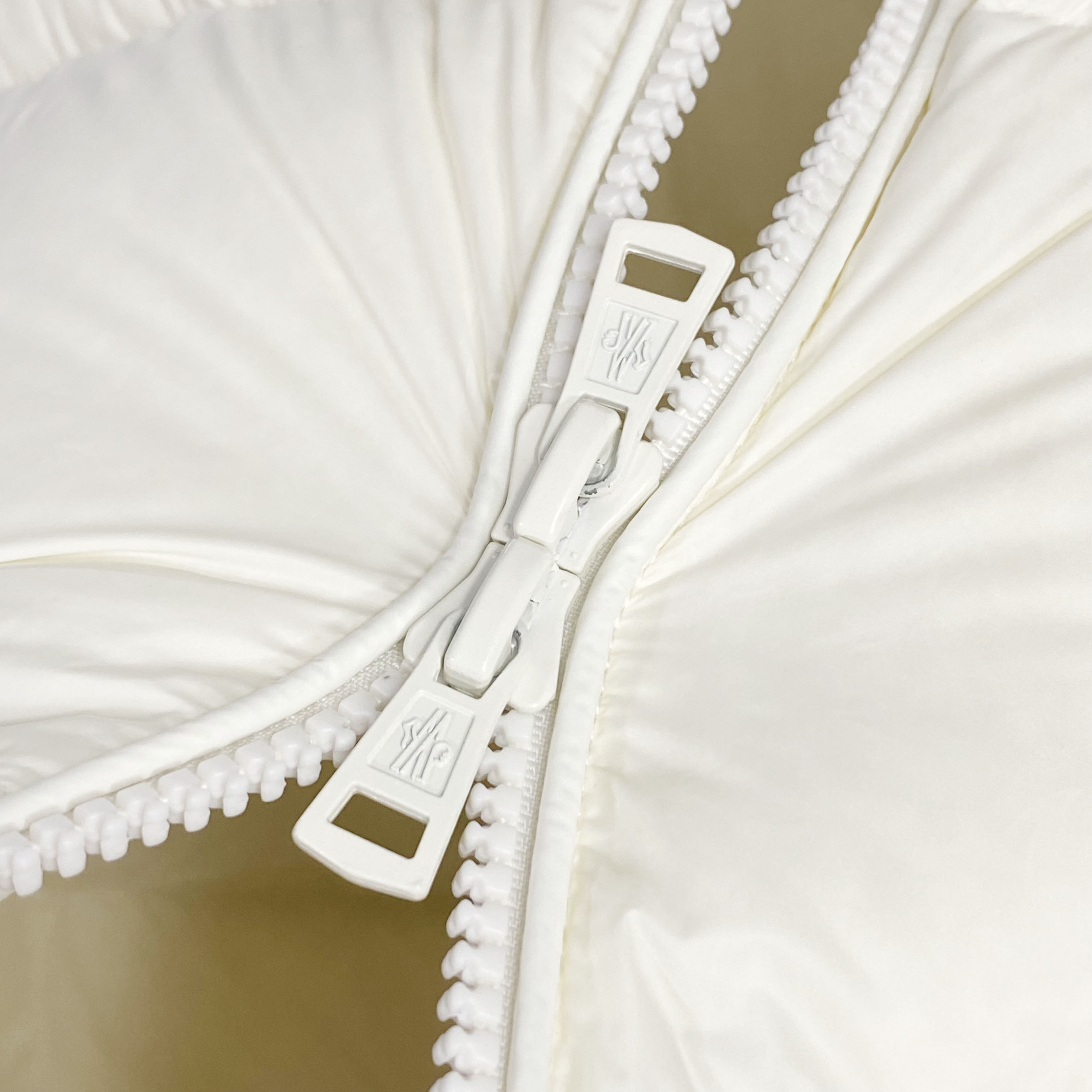 MON25FW秋冬新款经典毛毡刺绣徽章尼龙羽绒夹克，男女同款！胸口大logo立领羽绒服外套！贸易公司渠道