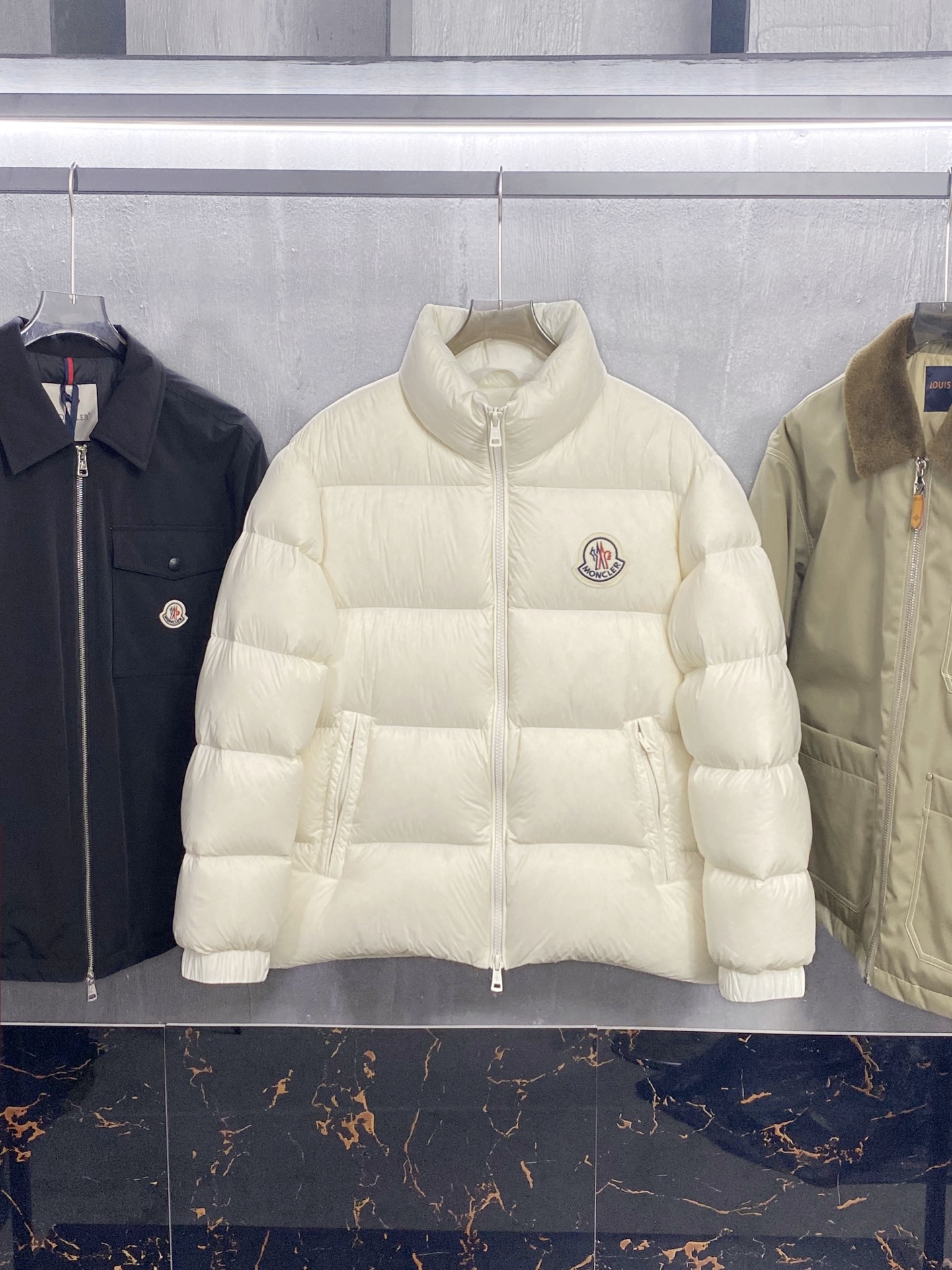 MON25FW秋冬新款经典毛毡刺绣徽章尼龙羽绒夹克，男女同款！胸口大logo立领羽绒服外套！贸易公司渠道
