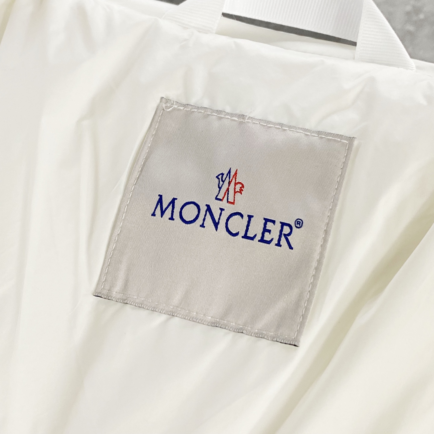 MON25FW秋冬新款经典毛毡刺绣徽章尼龙羽绒夹克，男女同款！胸口大logo立领羽绒服外套！贸易公司渠道