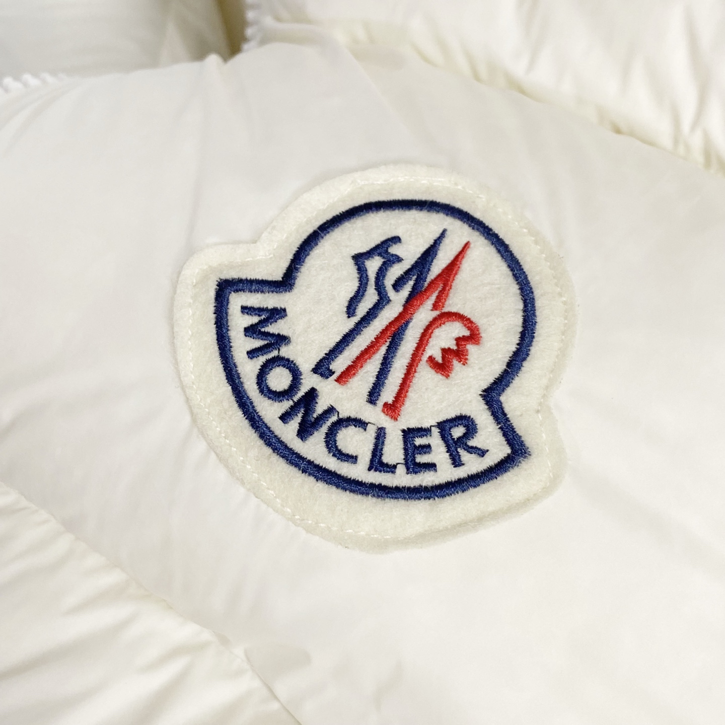 MON25FW秋冬新款经典毛毡刺绣徽章尼龙羽绒夹克，男女同款！胸口大logo立领羽绒服外套！贸易公司渠道