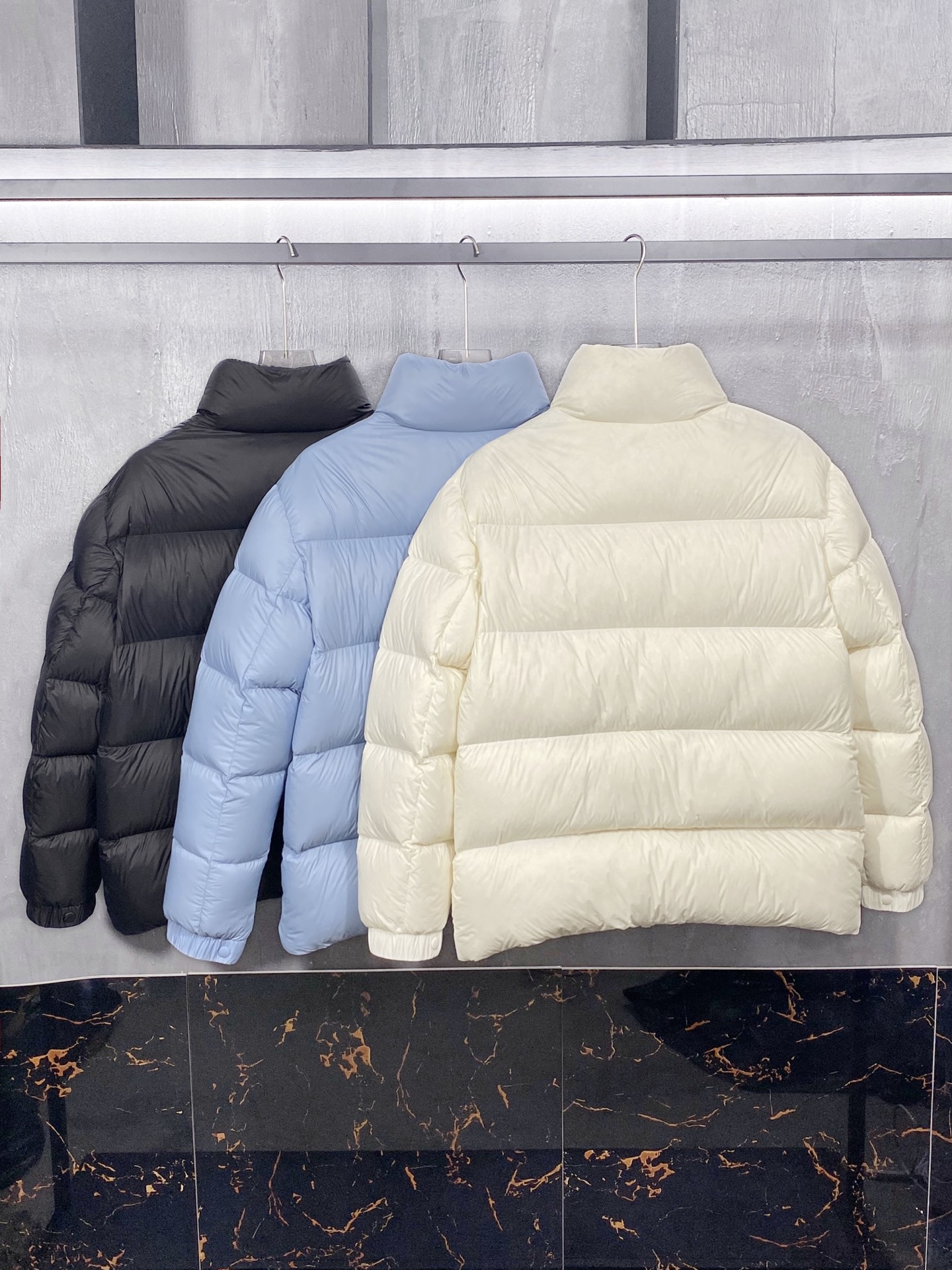 MON25FW秋冬新款经典毛毡刺绣徽章尼龙羽绒夹克，男女同款！胸口大logo立领羽绒服外套！贸易公司渠道