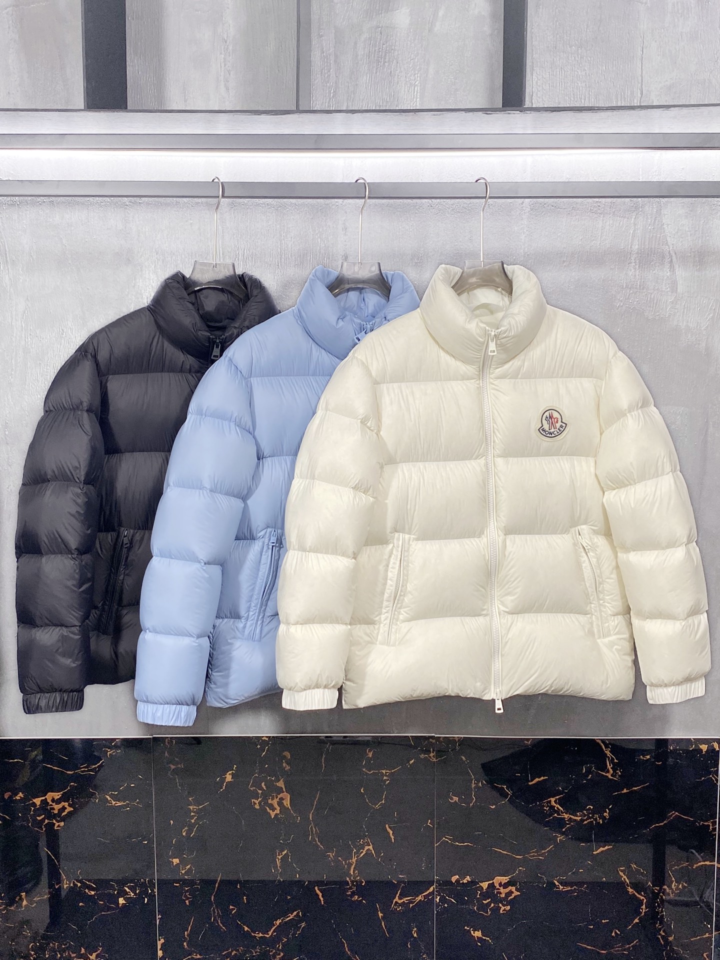 MON25FW秋冬新款经典毛毡刺绣徽章尼龙羽绒夹克，男女同款！胸口大logo立领羽绒服外套！贸易公司渠道