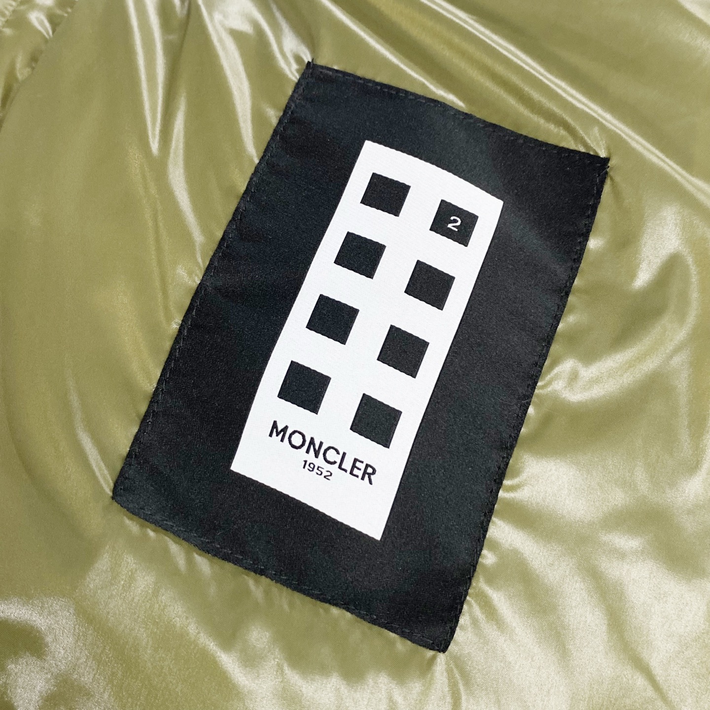 MON25FW秋冬款时尚哑光尼龙防水羽绒夹克，经典刺绣徽章高立领羽绒服外套！贸易公司重磅渠道稀出，可遇不