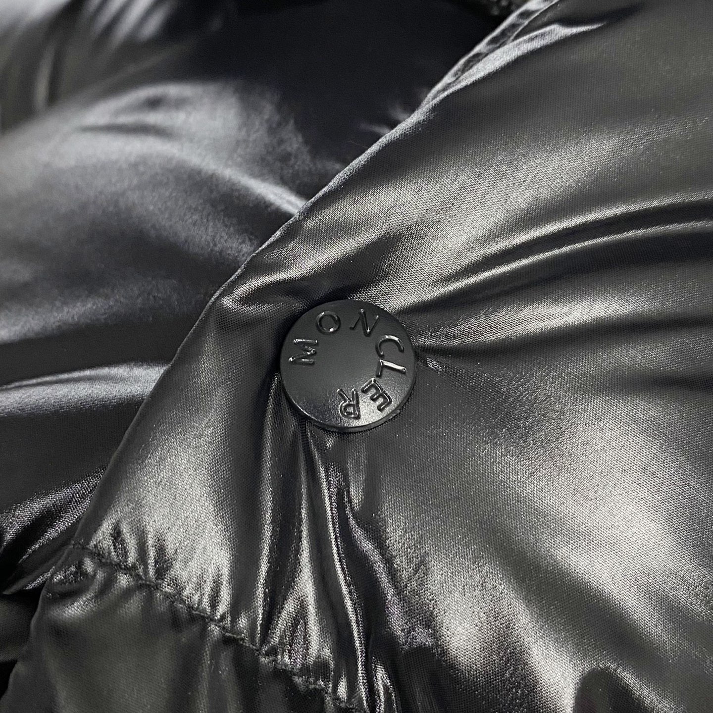 MON25FW秋冬款时尚哑光尼龙防水羽绒夹克，经典刺绣徽章高立领羽绒服外套！贸易公司重磅渠道稀出，可遇不