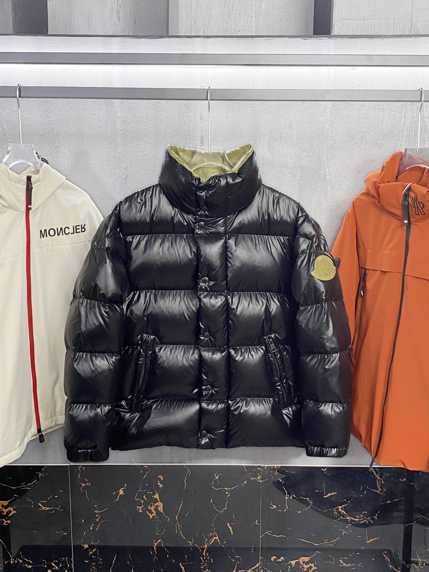 MON25FW秋冬款时尚哑光尼龙防水羽绒夹克，经典刺绣徽章高立领羽绒服外套！贸易公司重磅渠道稀出，可遇不