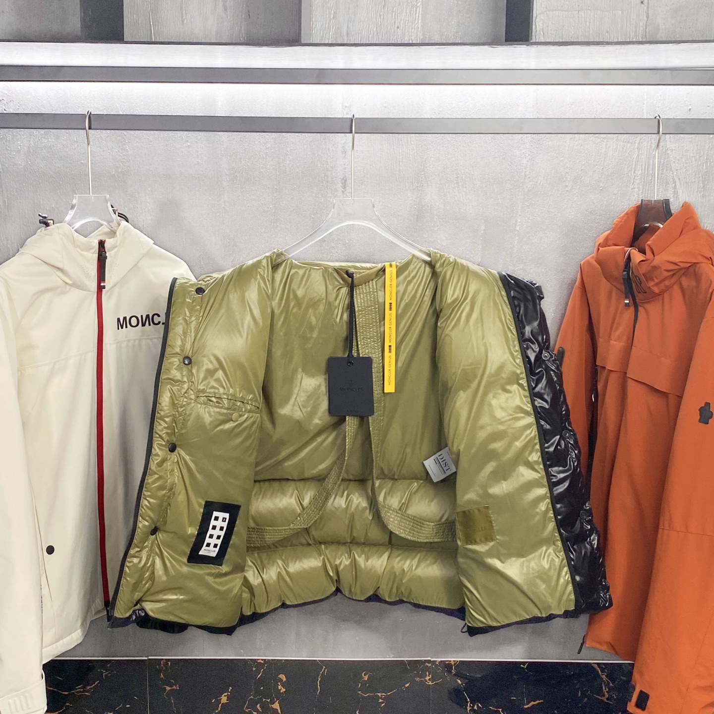 MON25FW秋冬款时尚哑光尼龙防水羽绒夹克，经典刺绣徽章高立领羽绒服外套！贸易公司重磅渠道稀出，可遇不