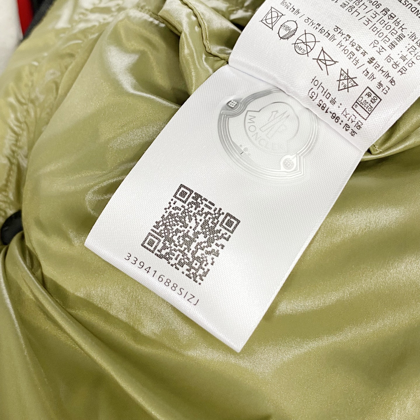 MON25FW秋冬款时尚哑光尼龙防水羽绒夹克，经典刺绣徽章高立领羽绒服外套！贸易公司重磅渠道稀出，可遇不