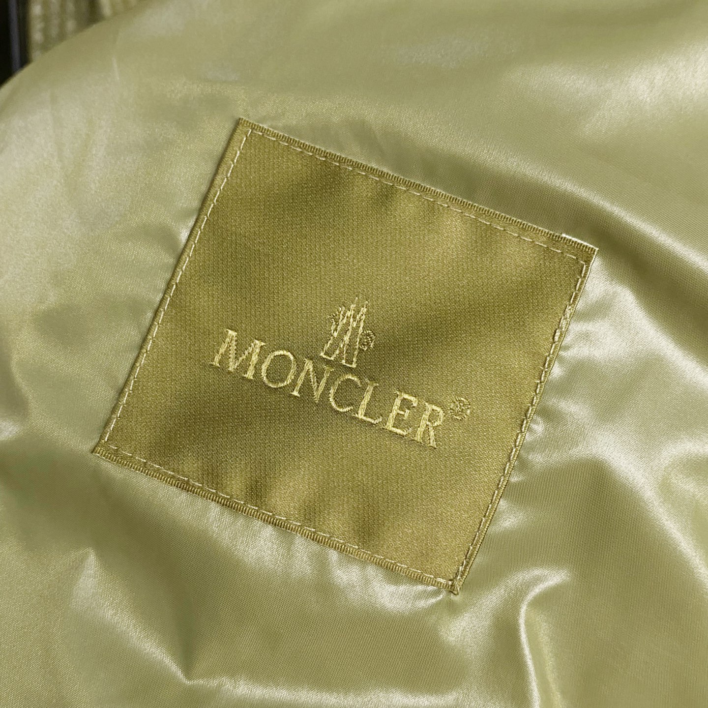 MON25FW秋冬款时尚哑光尼龙防水羽绒夹克，经典刺绣徽章高立领羽绒服外套！贸易公司重磅渠道稀出，可遇不