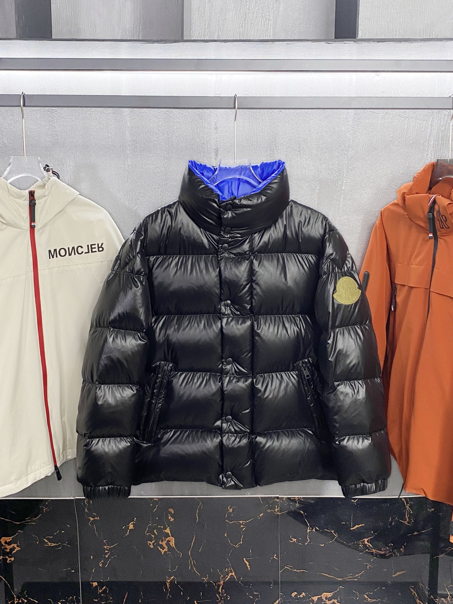 MON25FW秋冬款时尚哑光尼龙防水羽绒夹克，经典刺绣徽章高立领羽绒服外套！贸易公司重磅渠道稀出，可遇不