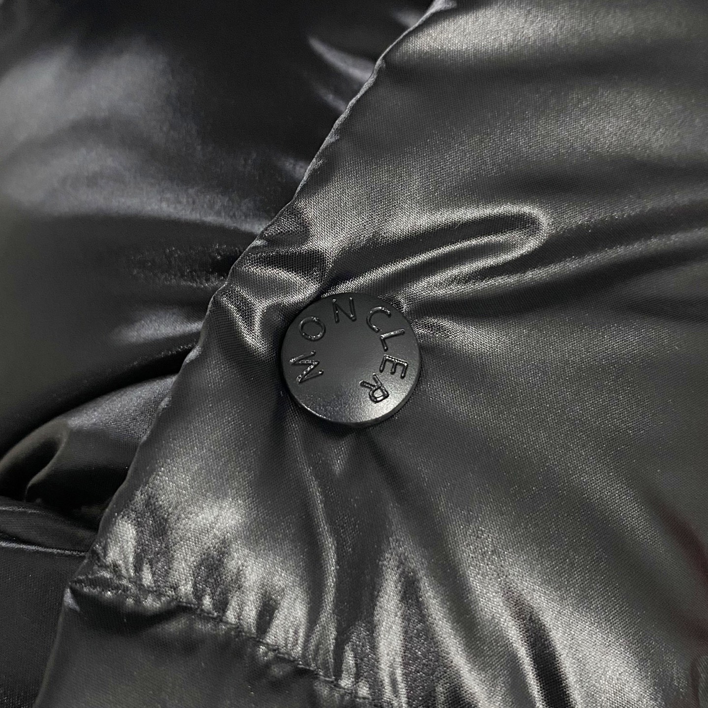 MON25FW秋冬款时尚哑光尼龙防水羽绒夹克，经典刺绣徽章高立领羽绒服外套！贸易公司重磅渠道稀出，可遇不