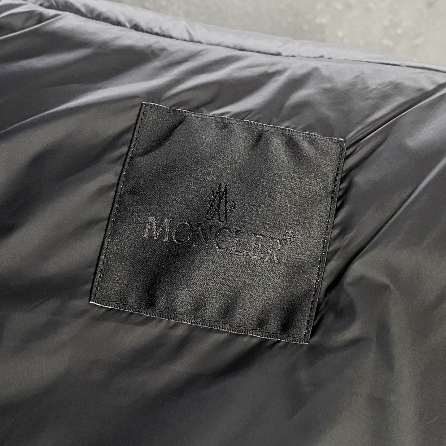 MON25FW秋冬新款轻薄尼龙立领羽绒马甲，男女同款经典毛毡徽章时尚保暖羽绒马甲外套！贸易公司渠道稀出，