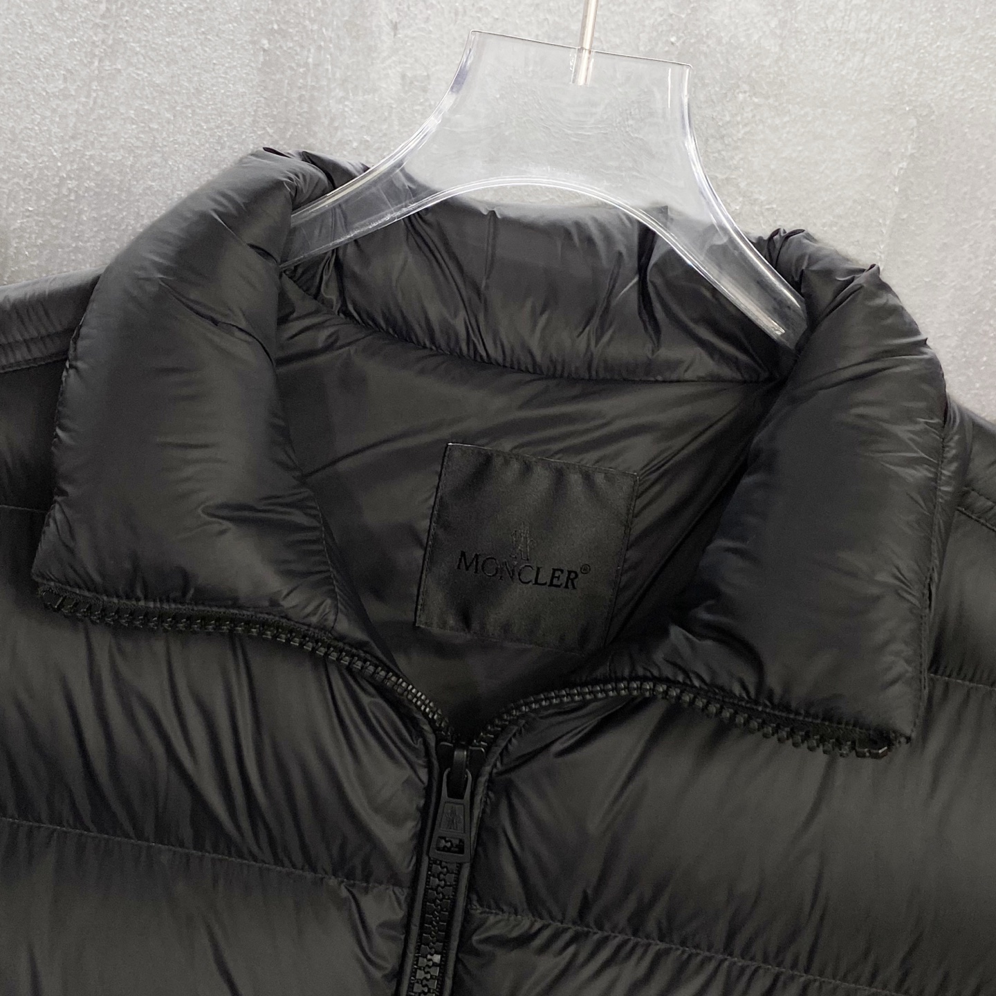MON25FW秋冬新款轻薄尼龙立领羽绒马甲，男女同款经典毛毡徽章时尚保暖羽绒马甲外套！贸易公司渠道稀出，