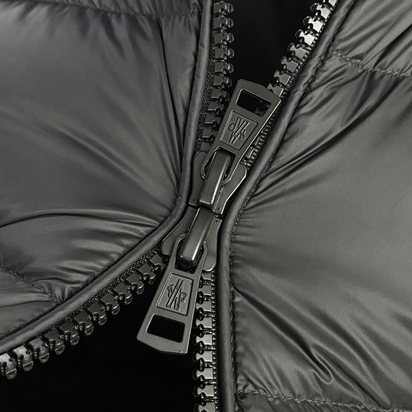 MON25FW秋冬新款轻薄尼龙立领羽绒马甲，男女同款经典毛毡徽章时尚保暖羽绒马甲外套！贸易公司渠道稀出，