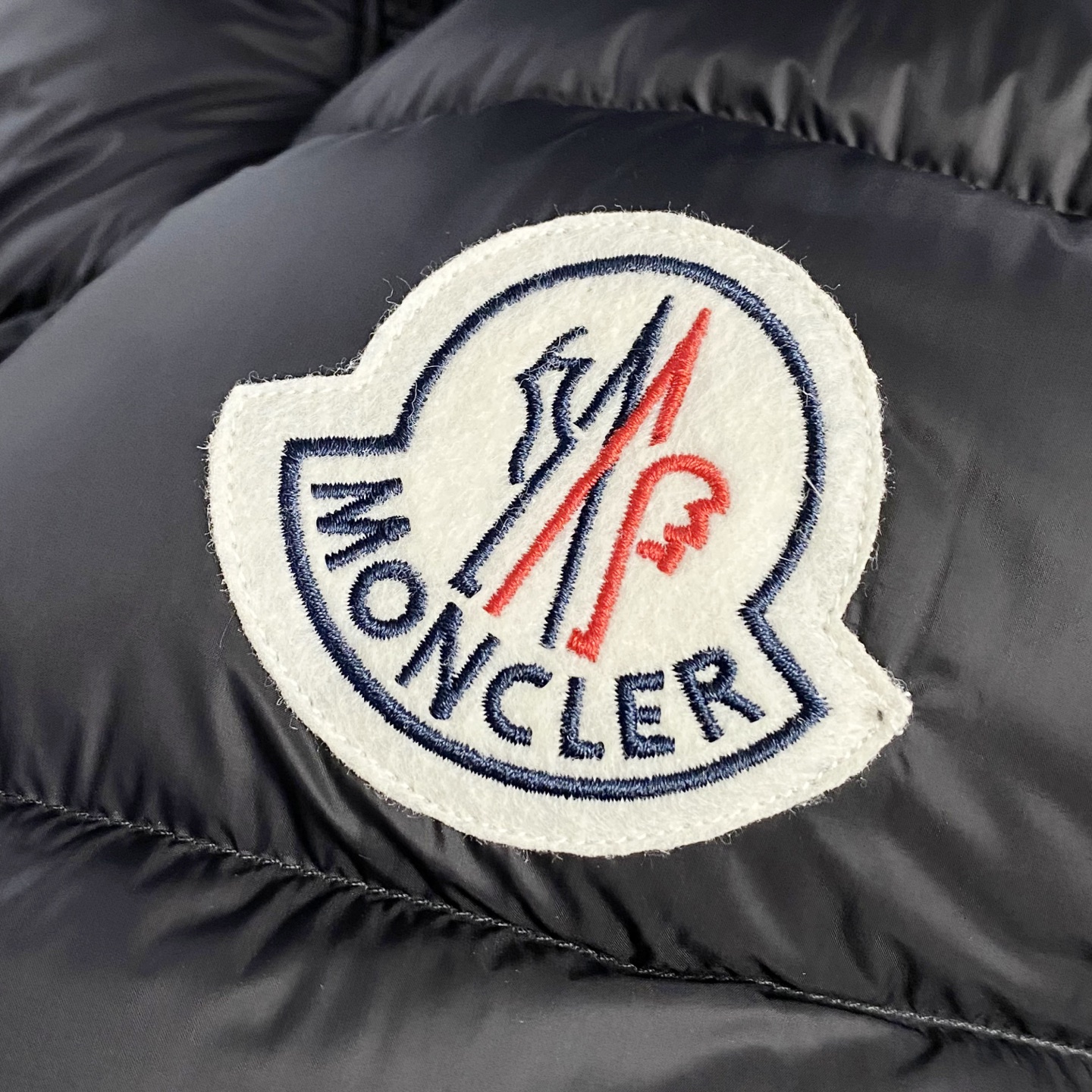 MON25FW秋冬新款轻薄尼龙立领羽绒马甲，男女同款经典毛毡徽章时尚保暖羽绒马甲外套！贸易公司渠道稀出，